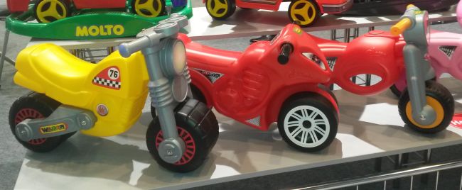 На фото мотоциклы каталки Моторбайк, Фантом и Мини-мото в сравнении На фото мотоциклы каталки Моторбайк, Фантом и Мини-мото в сравнении