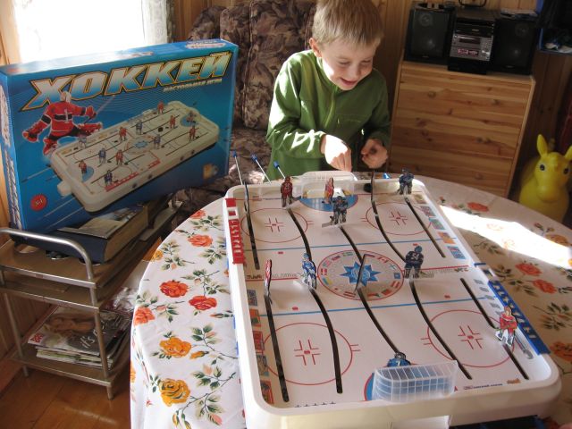 Настольный Хоккей - отличная игра для детей и их родителей. Настольный Хоккей по праву можно считать семейной игрой. В нее с одинаковым интересом могут играть дети со взрослыми. Можно устраивать внутрисемейные матчи, а можно пригласить друзей и устроить настоящий чемпионат. Настольный Хоккей - великолепно развивает чувство реакции, глазомер, координацию движений. Можно разыгрывать целые чемпионаты. Благодаря азарту и состязательности, игра долго не надоест детям. Хоккеисты плоские. К ним прилагаются наклейки с формой. Игровое поле представляет собой хоккейную коробку, на которой помещаются 12 хоккеистов (у каждой команды есть 3 защитника, 2 нападающих и 1 вратарь). Управлять ими нужно с помощью металических стержней. Фигурки хоккеистов могут легко передвигаться вперед-назад по игровому полю и поворачиваться в разные стороны. Возраст: от 5-ти лет Размер: 74х47х10 см Вес (с упаковкой): 3000 гр. Настольный Хоккей - отличная игра для детей и их родителей. Настольный Хоккей по праву можно считать семейной игрой. В нее с одинаковым интересом могут играть дети со взрослыми. Можно устраивать внутрисемейные матчи, а можно пригласить друзей и устроить настоящий чемпионат. Настольный Хоккей - великолепно развивает чувство реакции, глазомер, координацию движений. Можно разыгрывать целые чемпионаты. Благодаря азарту и состязательности, игра долго не надоест детям. Хоккеисты плоские. К ним прилагаются наклейки с формой. Игровое поле представляет собой хоккейную коробку, на которой помещаются 12 хоккеистов (у каждой команды есть 3 защитника, 2 нападающих и 1 вратарь). Управлять ими нужно с помощью металических стержней. Фигурки хоккеистов могут легко передвигаться вперед-назад по игровому полю и поворачиваться в разные стороны. Возраст: от 5-ти лет Размер: 74х47х10 см Вес (с упаковкой): 3000 гр.