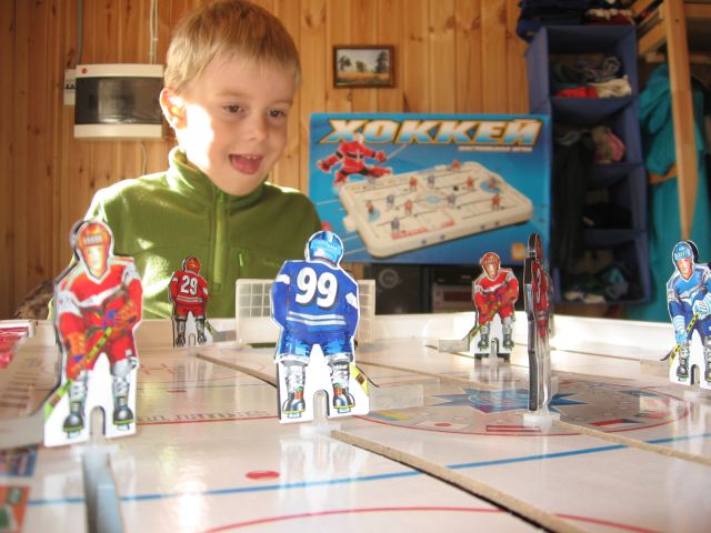 Настольный Хоккей - отличная игра для детей и их родителей. Настольный Хоккей по праву можно считать семейной игрой. В нее с одинаковым интересом могут играть дети со взрослыми. Можно устраивать внутрисемейные матчи, а можно пригласить друзей и устроить настоящий чемпионат. Настольный Хоккей - великолепно развивает чувство реакции, глазомер, координацию движений. Можно разыгрывать целые чемпионаты. Благодаря азарту и состязательности, игра долго не надоест детям. Хоккеисты плоские. К ним прилагаются наклейки с формой. Игровое поле представляет собой хоккейную коробку, на которой помещаются 12 хоккеистов (у каждой команды есть 3 защитника, 2 нападающих и 1 вратарь). Управлять ими нужно с помощью металических стержней. Фигурки хоккеистов могут легко передвигаться вперед-назад по игровому полю и поворачиваться в разные стороны. Возраст: от 5-ти лет Размер: 74х47х10 см Вес (с упаковкой): 3000 гр. Настольный Хоккей - отличная игра для детей и их родителей. Настольный Хоккей по праву можно считать семейной игрой. В нее с одинаковым интересом могут играть дети со взрослыми. Можно устраивать внутрисемейные матчи, а можно пригласить друзей и устроить настоящий чемпионат. Настольный Хоккей - великолепно развивает чувство реакции, глазомер, координацию движений. Можно разыгрывать целые чемпионаты. Благодаря азарту и состязательности, игра долго не надоест детям. Хоккеисты плоские. К ним прилагаются наклейки с формой. Игровое поле представляет собой хоккейную коробку, на которой помещаются 12 хоккеистов (у каждой команды есть 3 защитника, 2 нападающих и 1 вратарь). Управлять ими нужно с помощью металических стержней. Фигурки хоккеистов могут легко передвигаться вперед-назад по игровому полю и поворачиваться в разные стороны. Возраст: от 5-ти лет Размер: 74х47х10 см Вес (с упаковкой): 3000 гр.