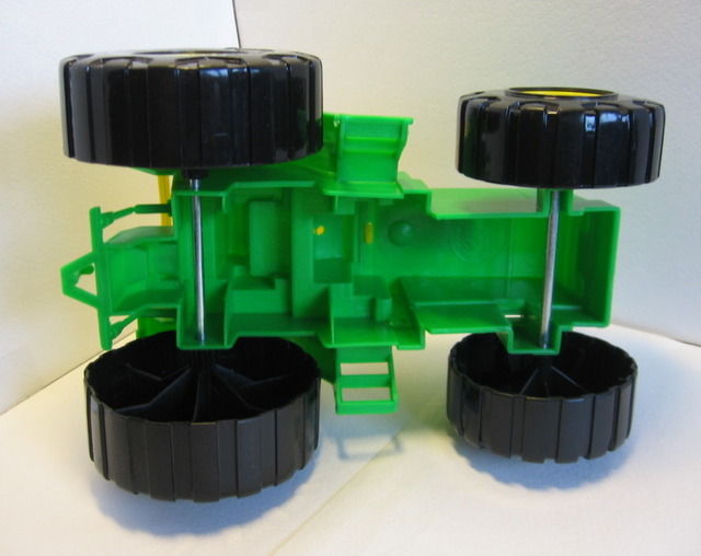 Детский пластмассовый трактор с сеноворошилкой. Купить пластмассовый трактор.