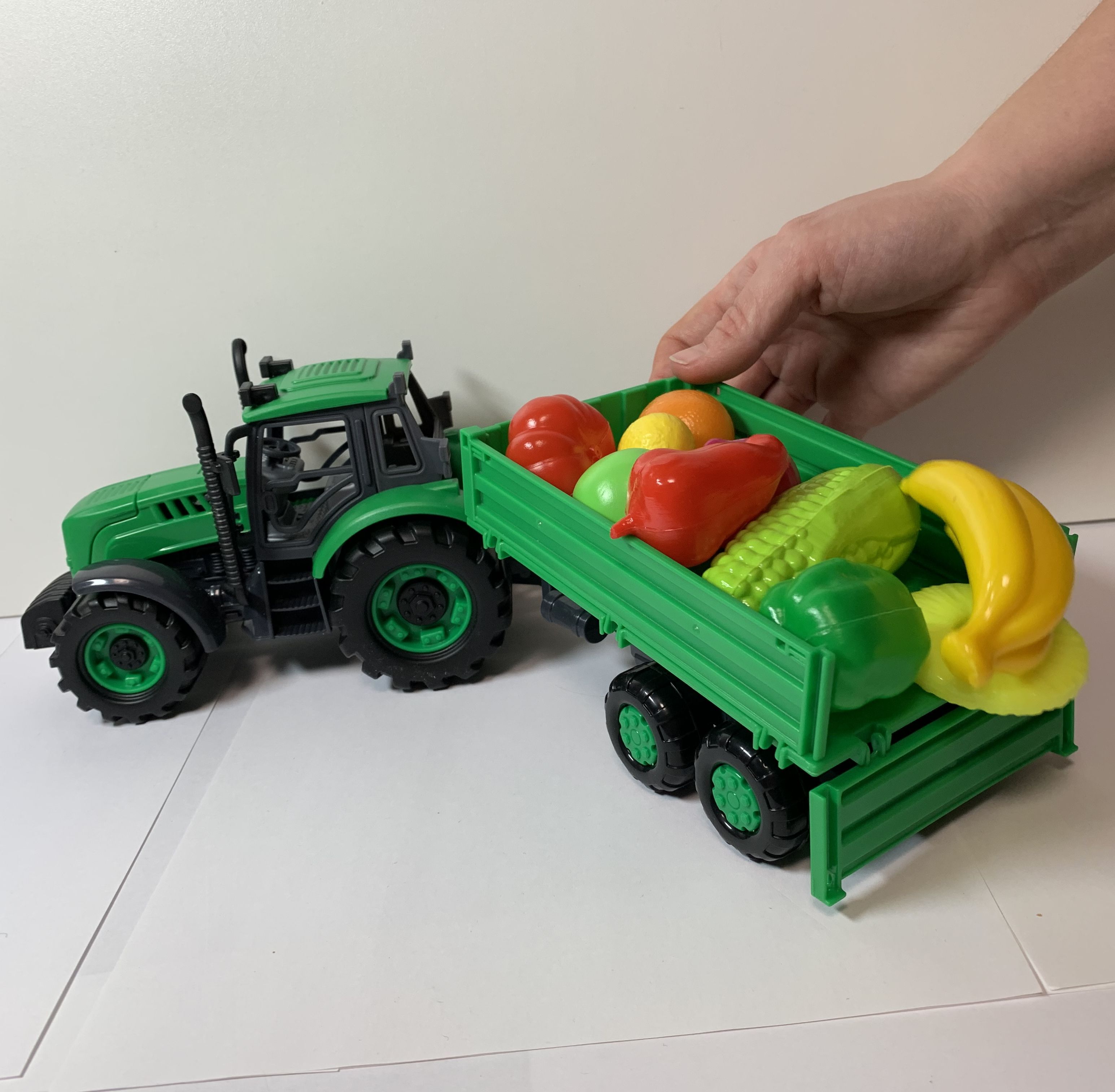 Инерционный трактор с (37 см) прицепом (зеленый) и овощами и фруктами (10 шт.)
