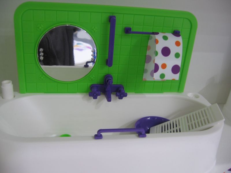Игрушечная ванная зеленого цвета для кукольного домика Игрушечная ванная зеленого цвета для кукольного домика