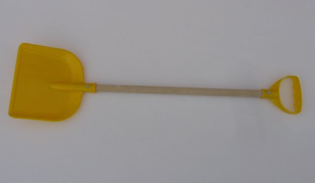 Детские лопаты для снега. Лопата детская с деревянной ручкой.