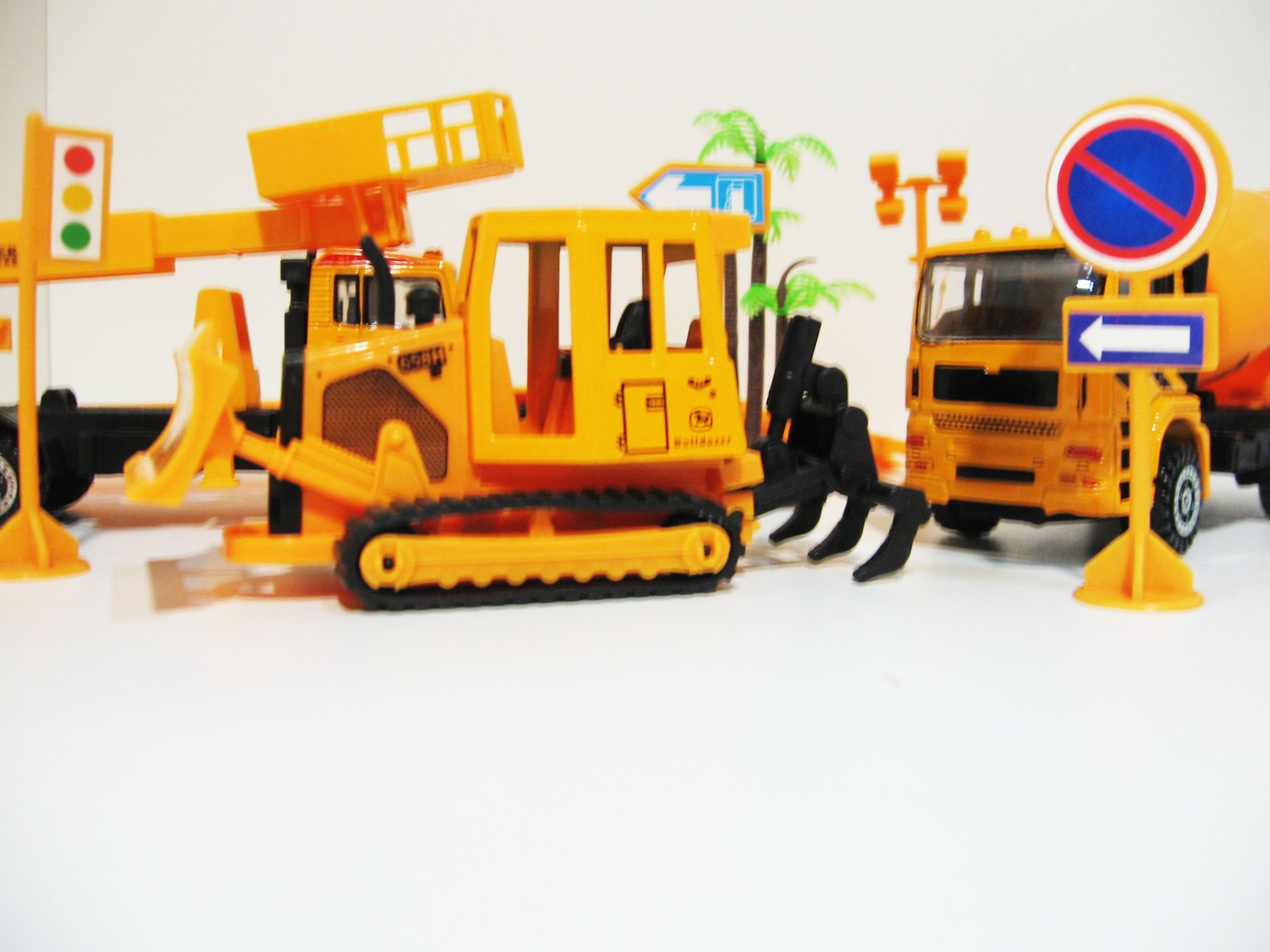 Набор из 5-ти машинок с металлическими кабинами 10-12 см и строительной техники для песочницы бетономешалка, автовышка, погрузчик, бульдозер, тягач с аксессуарами и человечками