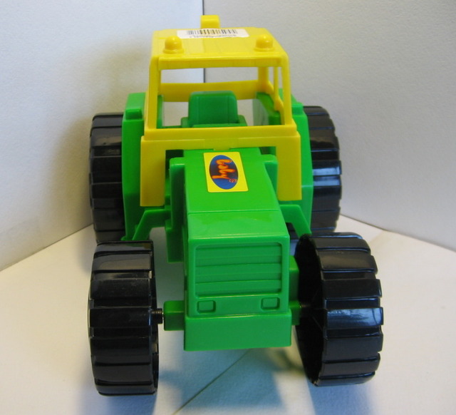 Детский пластмассовый трактор с сеноворошилкой. Купить пластмассовый трактор.