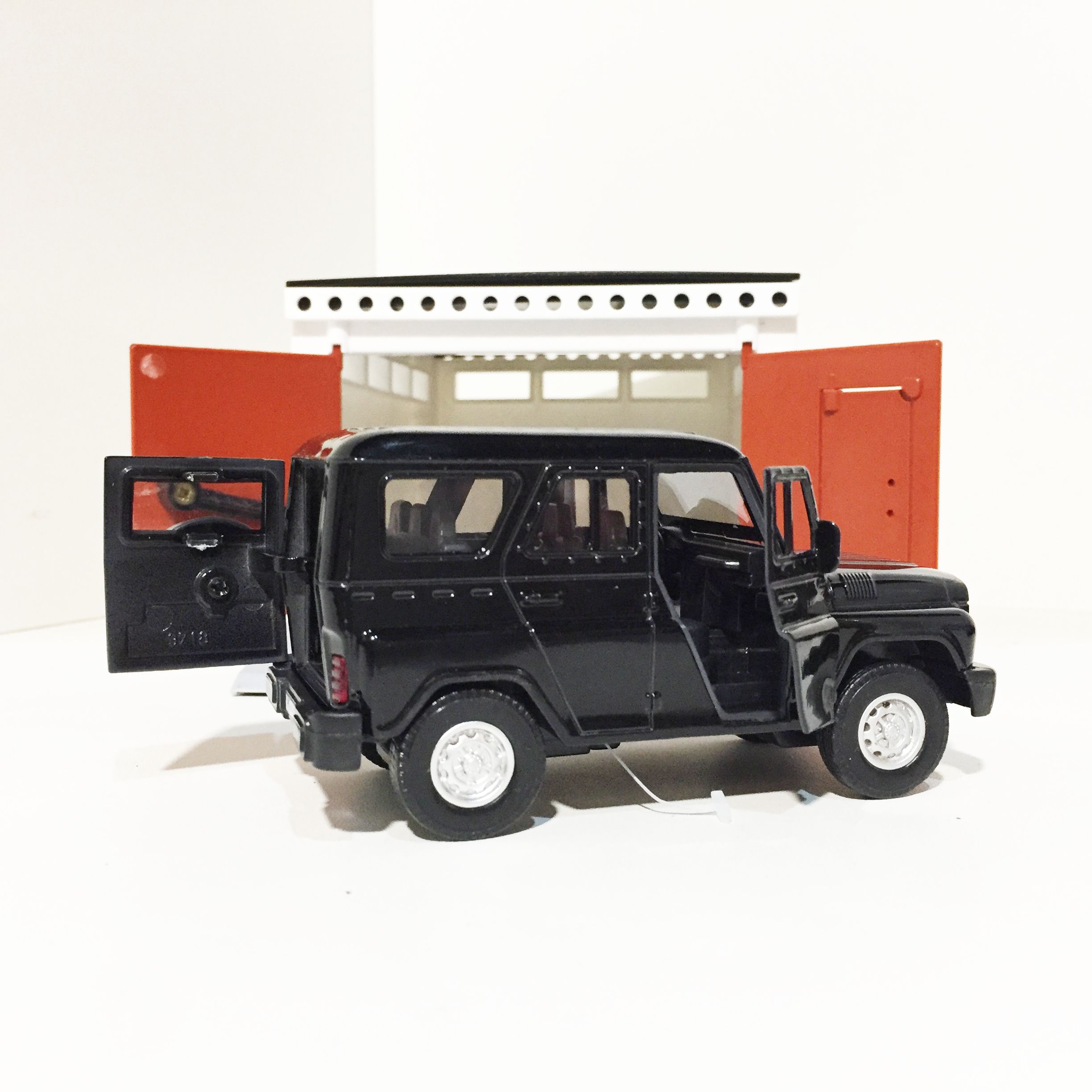 Гараж с распашными воротами - УАЗ Хантер черный - металл, инерция, открытие дверей, багажника