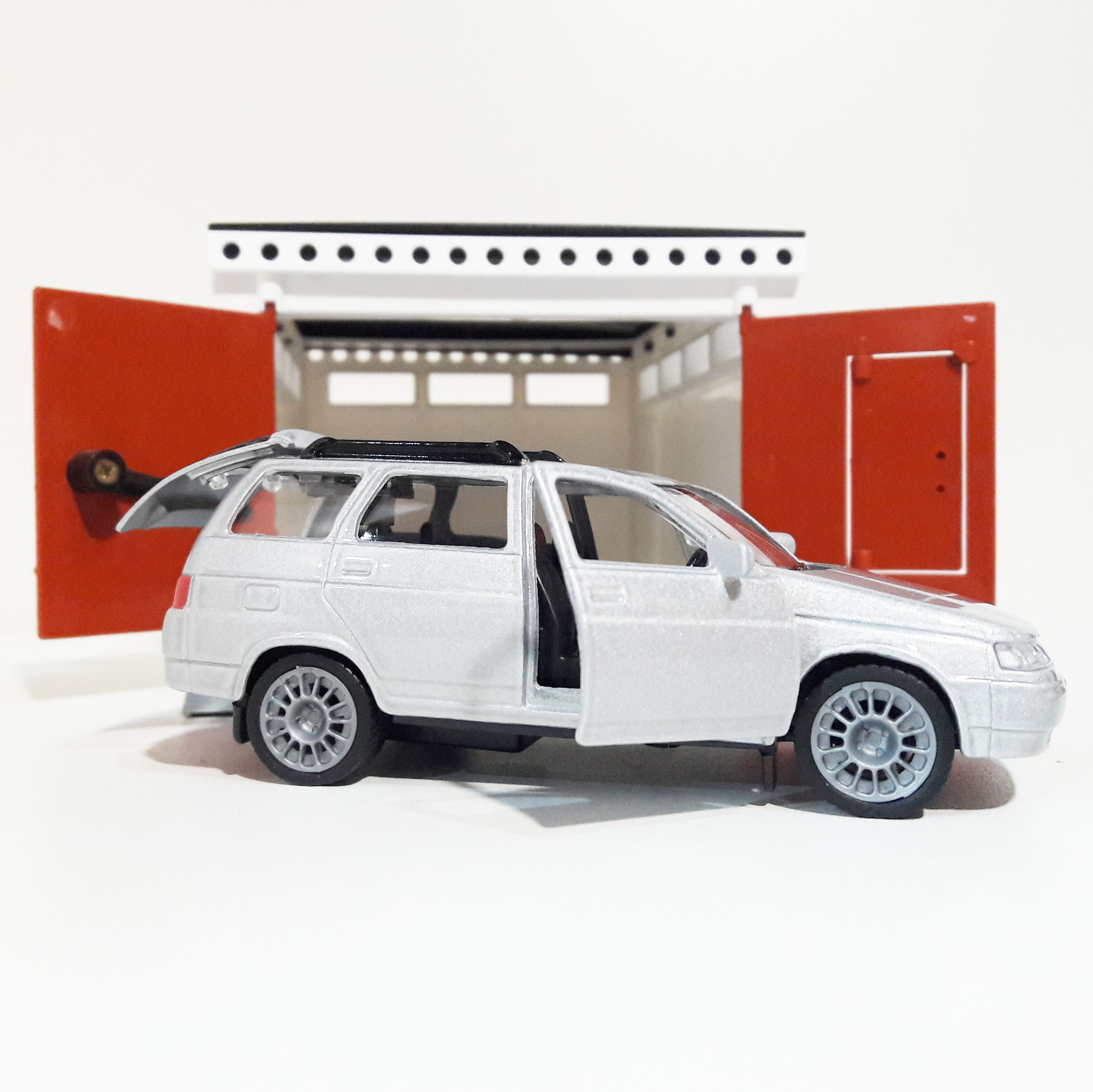 Гараж с распашными воротами и металлическая машинка универсал 2111 инерция, открывающиеся двери и багажник серебристая