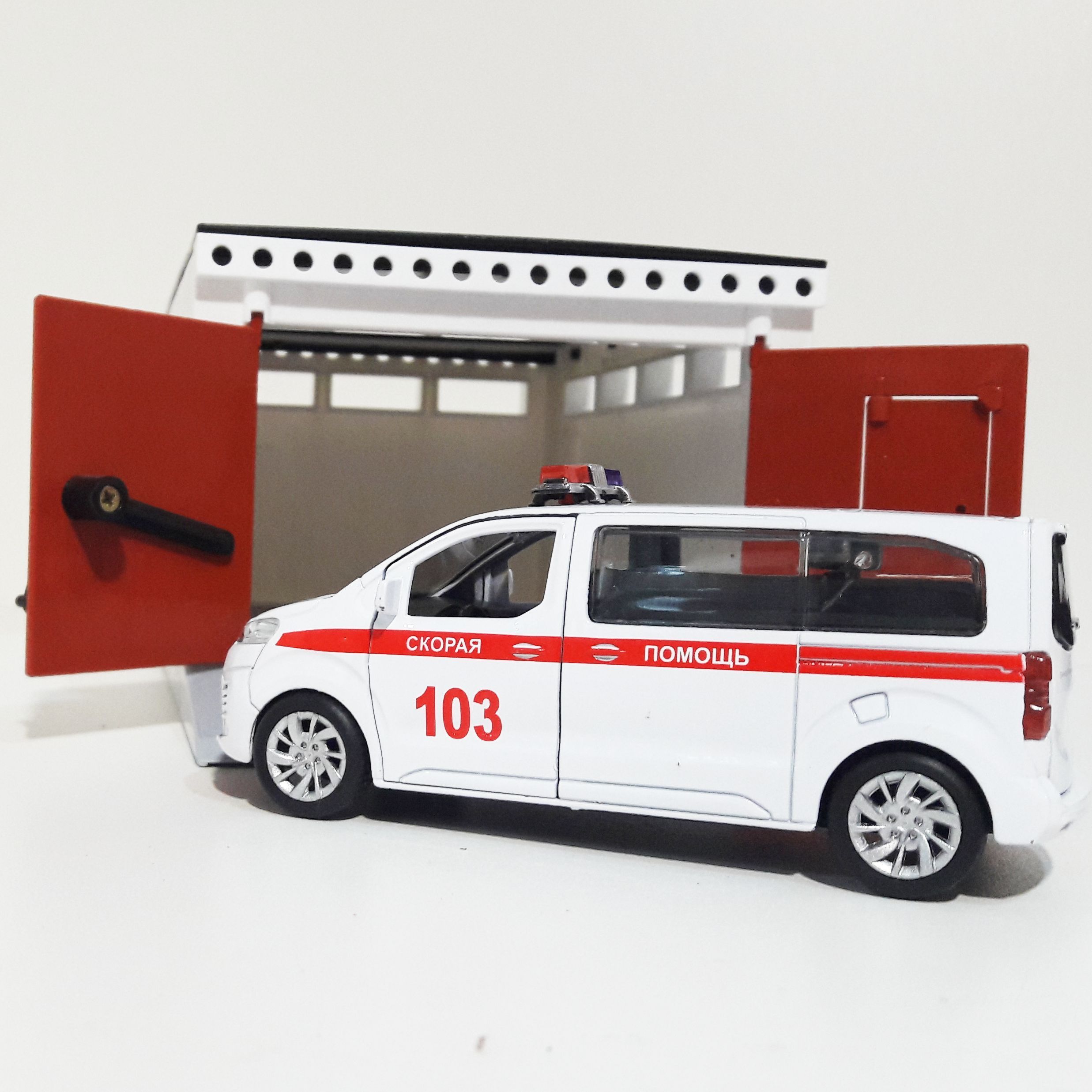 Набор- металлическая машинка скорая помощь 12 см инерция, открытие дверей - гараж с распашными воротами ретро СССР