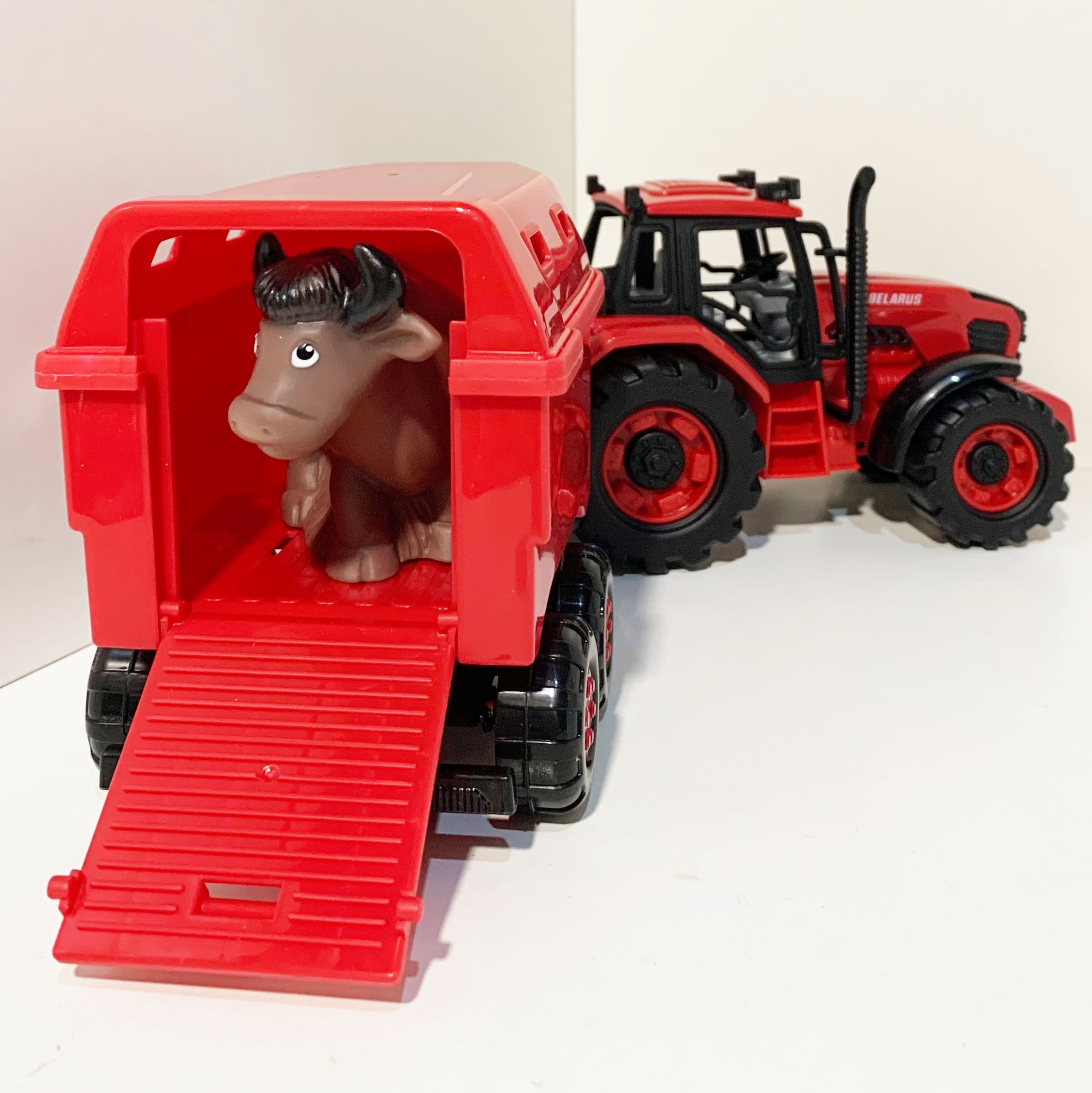 Инерционный трактор BELARUS с прицепом для перевозки 37 см и животным-коровкой 12 см