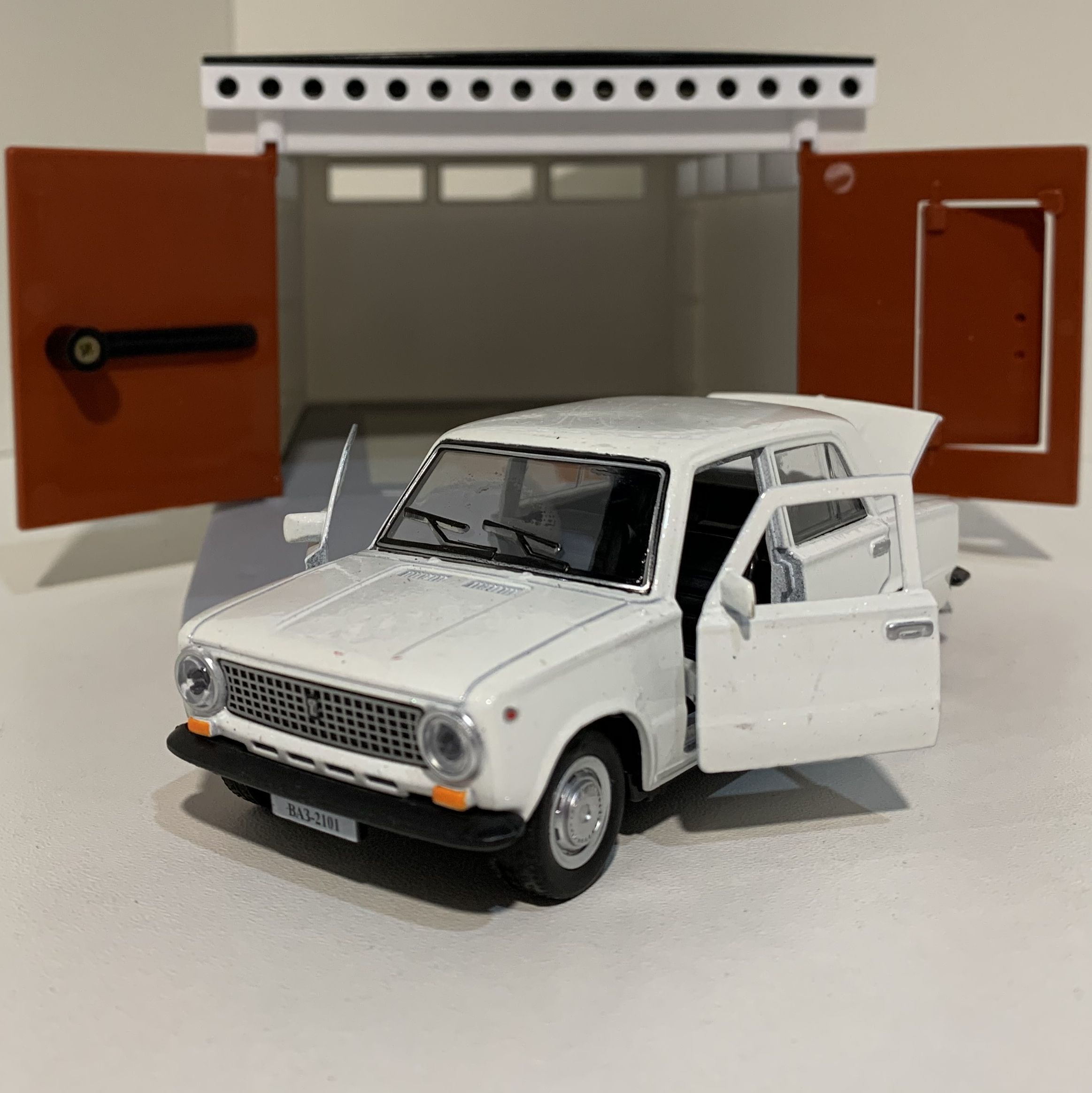 Гараж с распашными воротами и металлическая машинка модель ВАЗ 2101 инерция, 2 откр. двери и багажник - белая