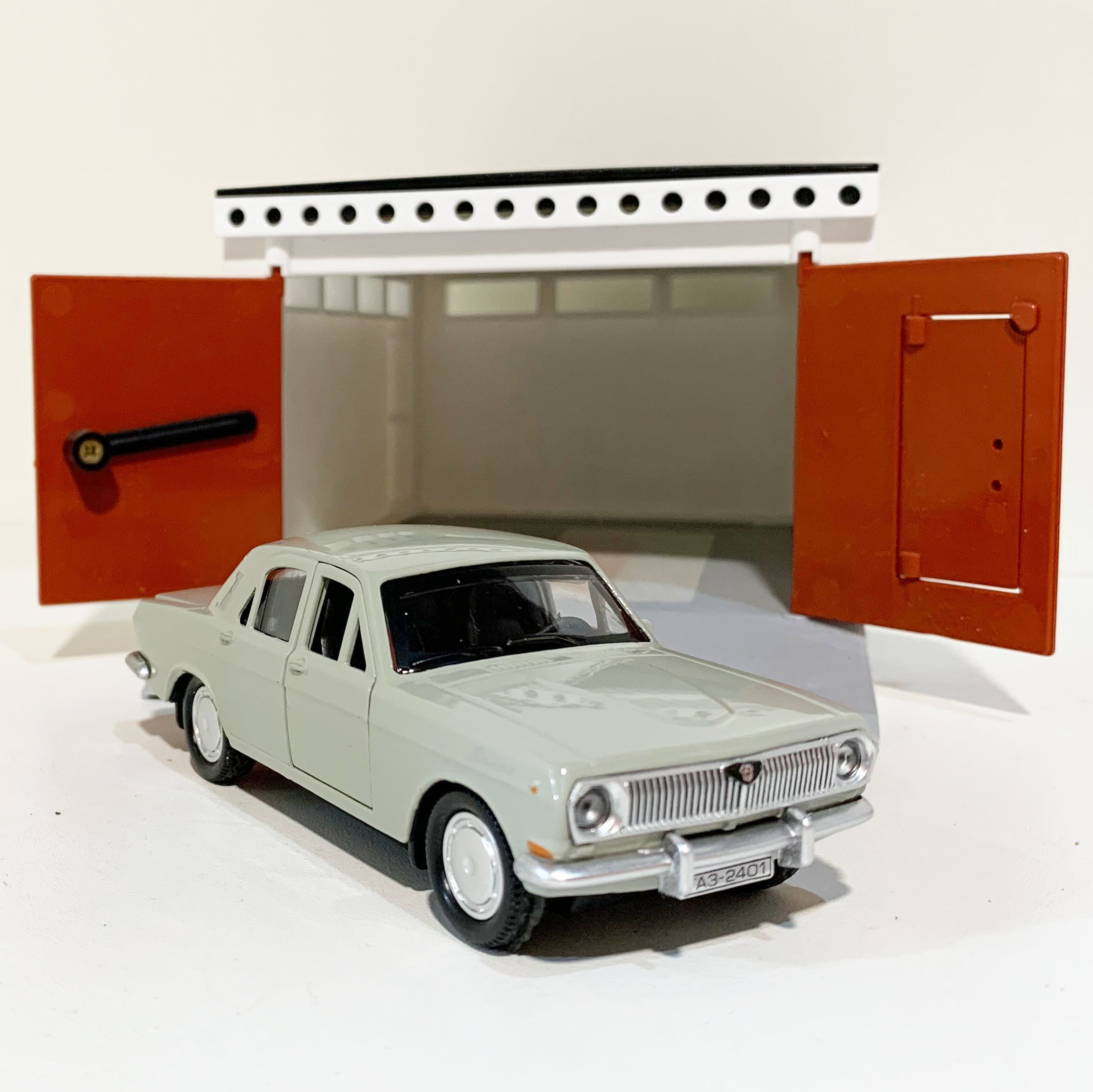 Металлическая инерционная машинка ВОЛГА ГАЗ 2401 седан бежевая - ретро модель СССР