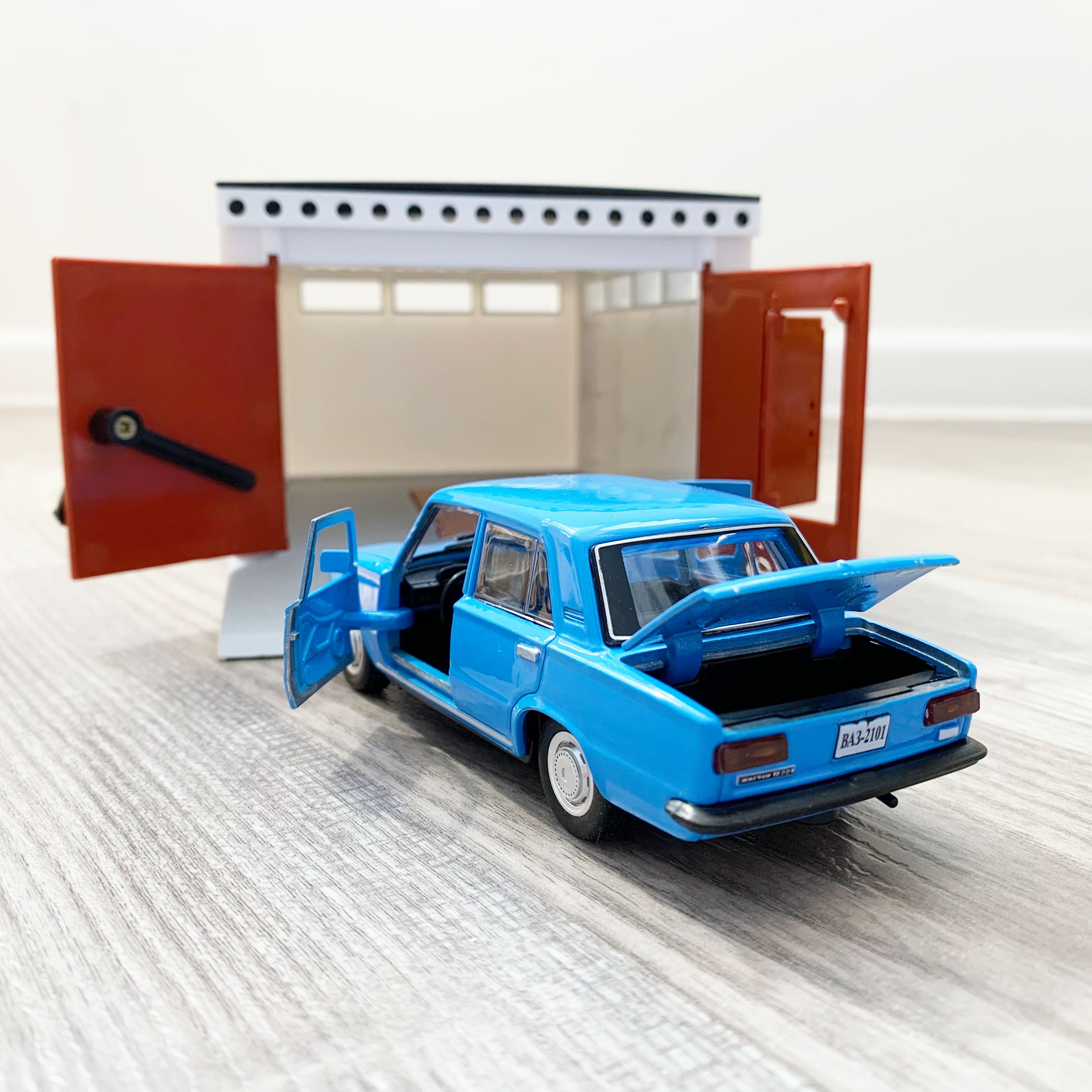 Гараж с распашными воротами и металлическая машинка 12 см модель ВАЗ 2101 инерция, открытие 2-х дверей и багажника - голубая