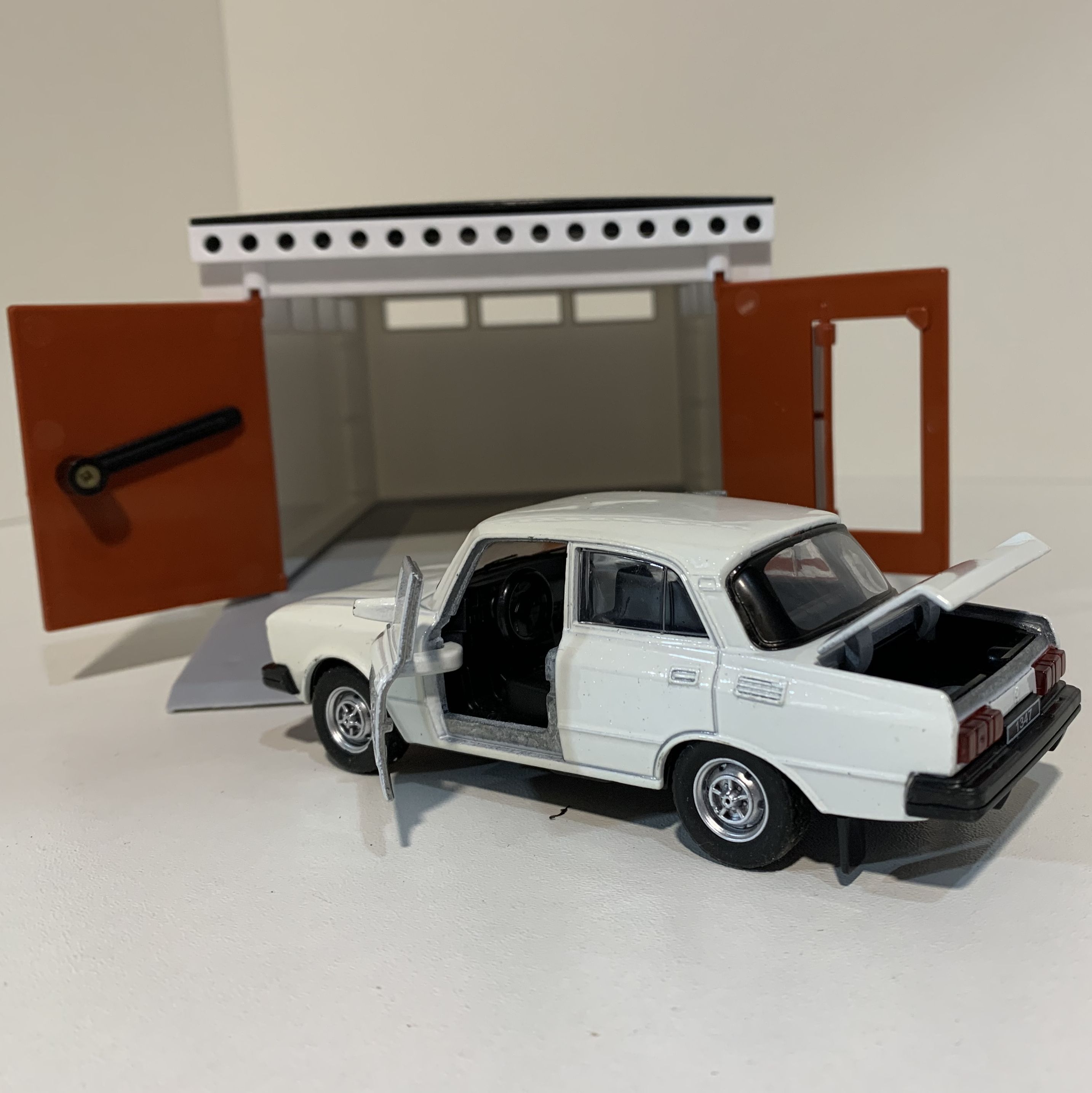 Гараж с распашными воротами и металлическая машинка модель Москвич-2140sl инерция, 2 откр. двери и багажник - белый