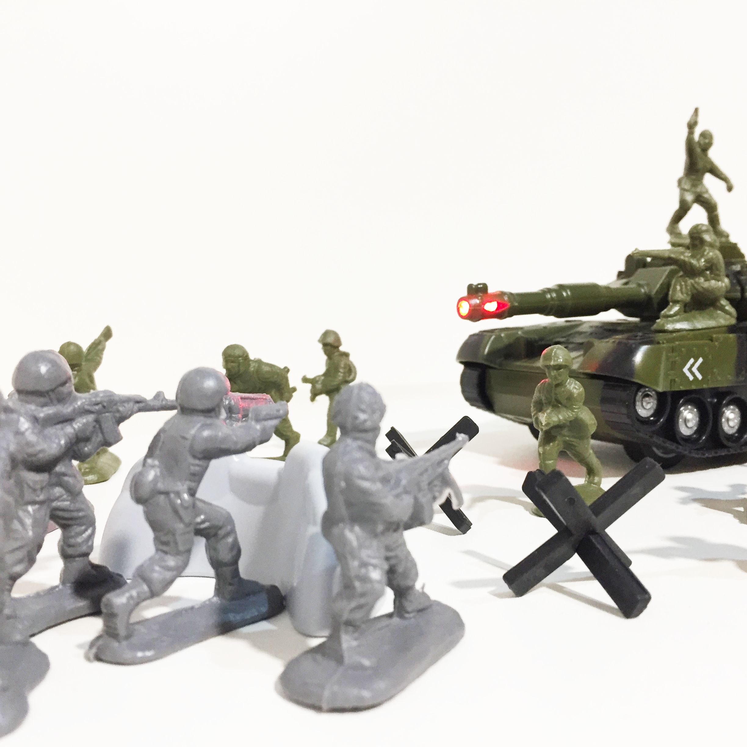 Игрушка танк 21 см свет, звук, инерция - 2 армии солдатиков