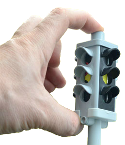 Игрушечный светофор и дорожные знаки