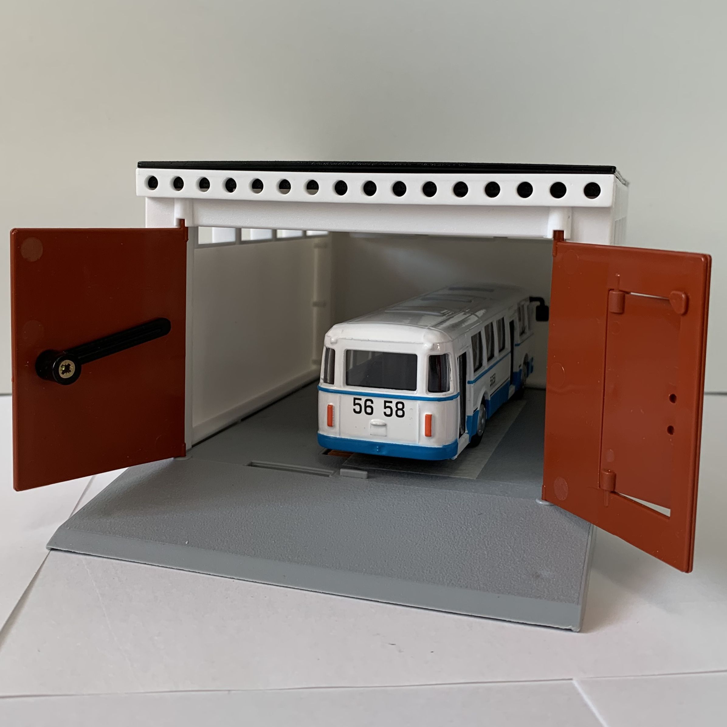 Детский разборный гараж с распашными воротами и металлический инерционный автобус ЛИАЗ 677