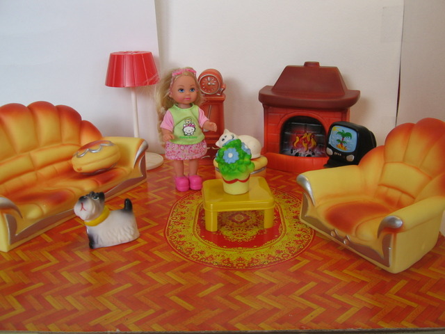 Кукла Hello Kitty и мебель для кукольного домика