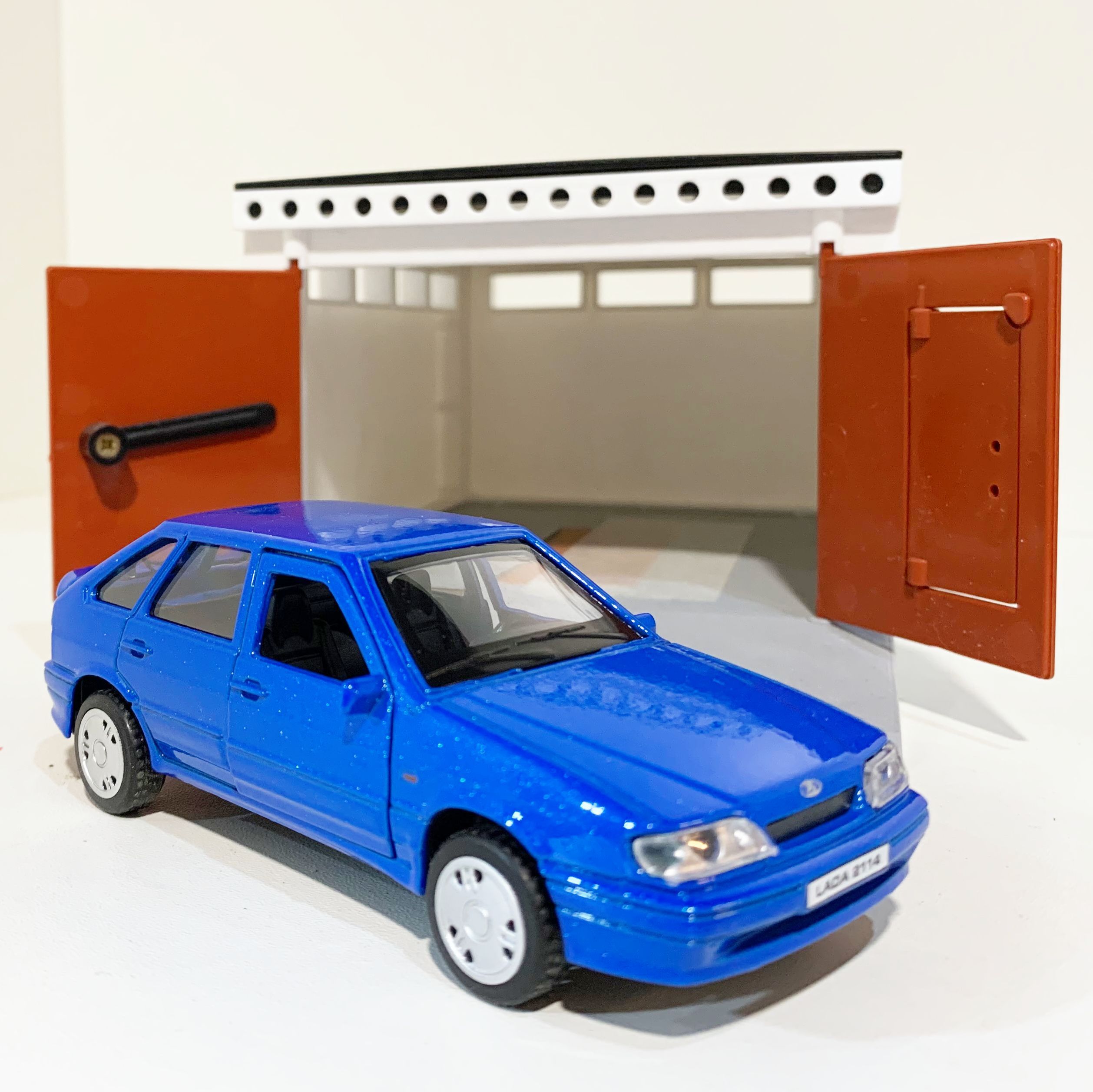 Гараж с распашными воротами и металлическая инерционная машинка ВАЗ 2114 с открывающимися дверями и багажником синяя