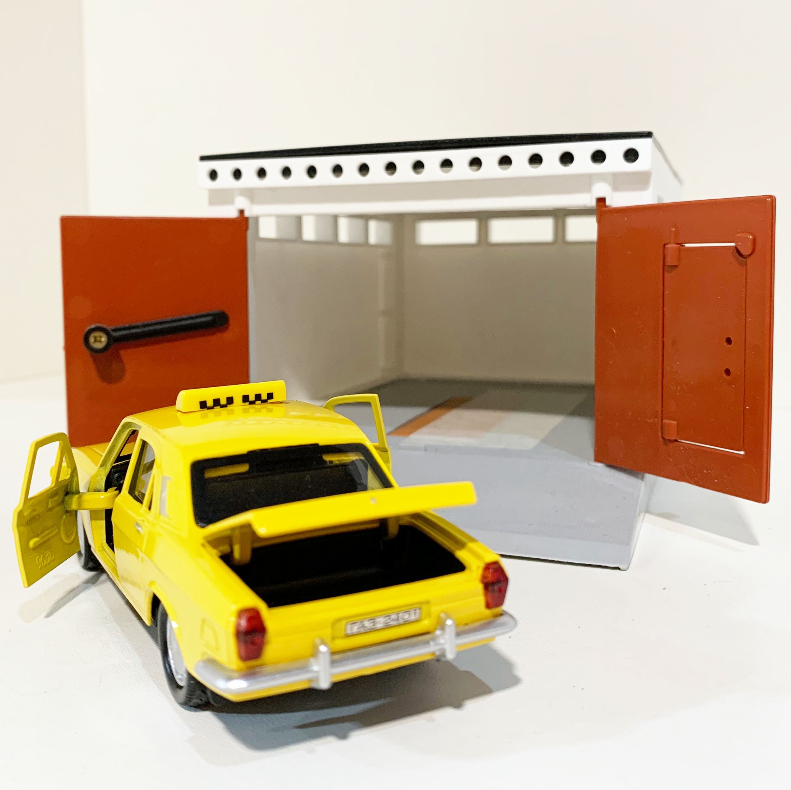 Гараж с распашными воротами и желтая Волга ГАЗ 2401 седан, метал., инерц., откр. дверей