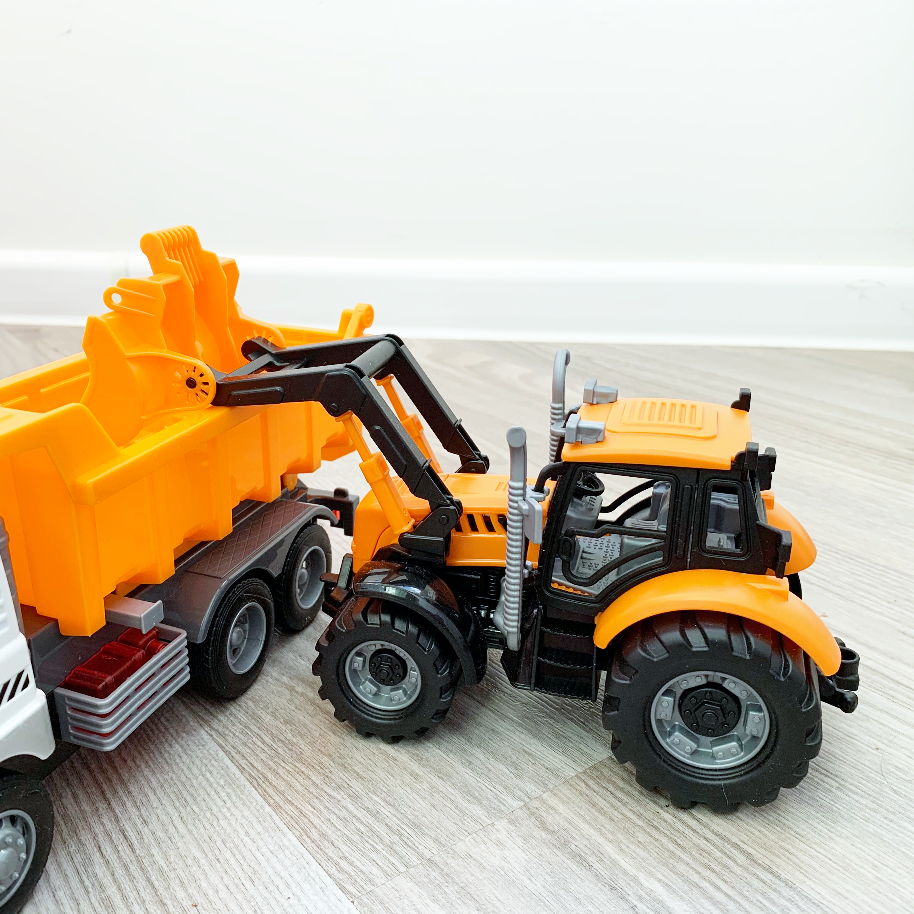 Набор снегоуборочной техники: самосвал и трактор-погрузчик Полесье Набор снегоуборочной техники: самосвал и трактор-погрузчик Полесье