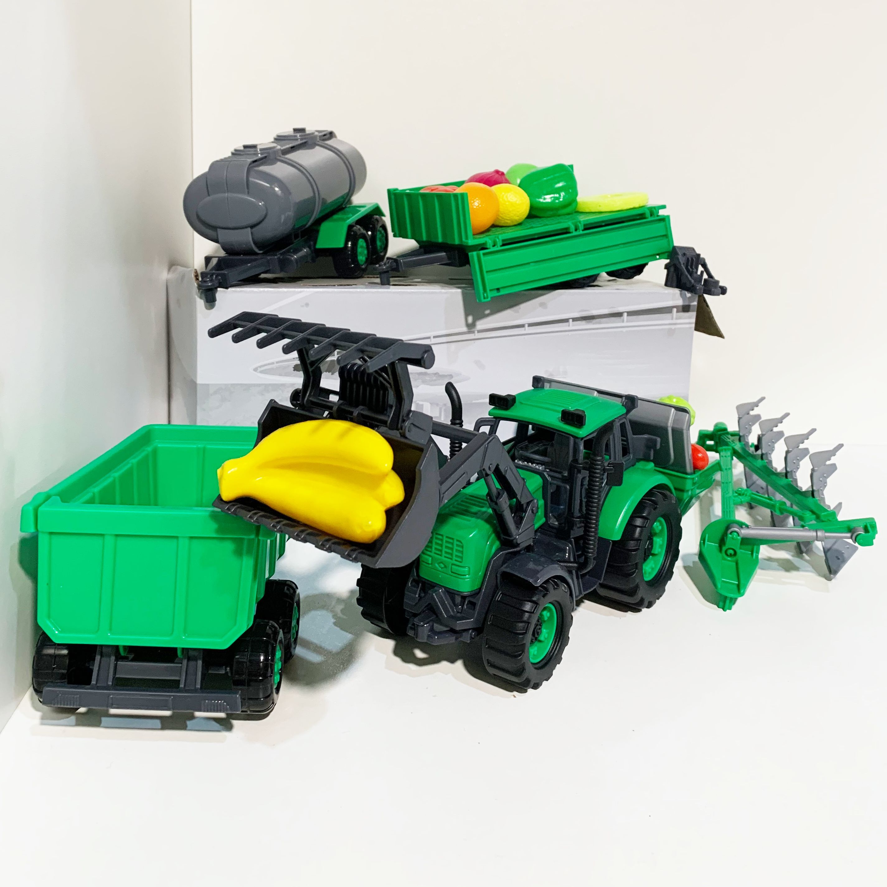 Набор Трактор с захватом, 5 прицепов и 10 мини овощей и фруктов (зеленый)