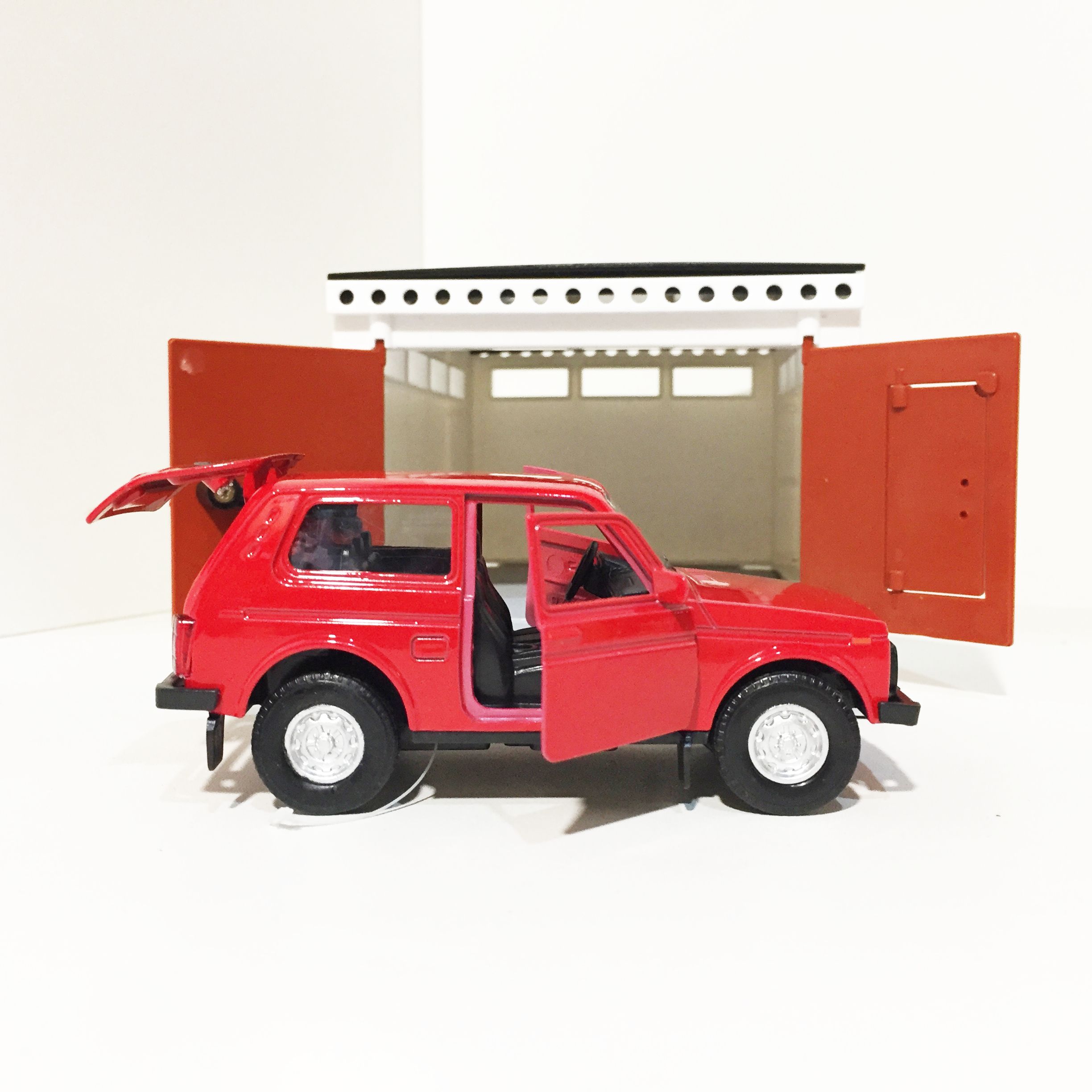 Гараж с распашными воротами - Lada Niva 2121 красная - металл, инерция, открытие дверей, багажника