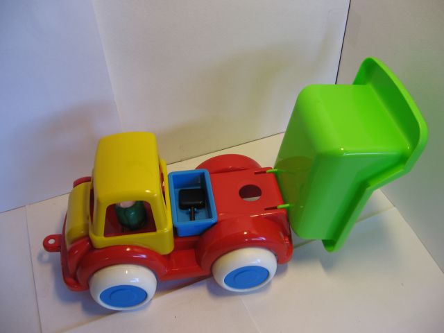 Детский самосвал. Модель самосвала для детей. Детский самосвал. Модель самосвала для детей.