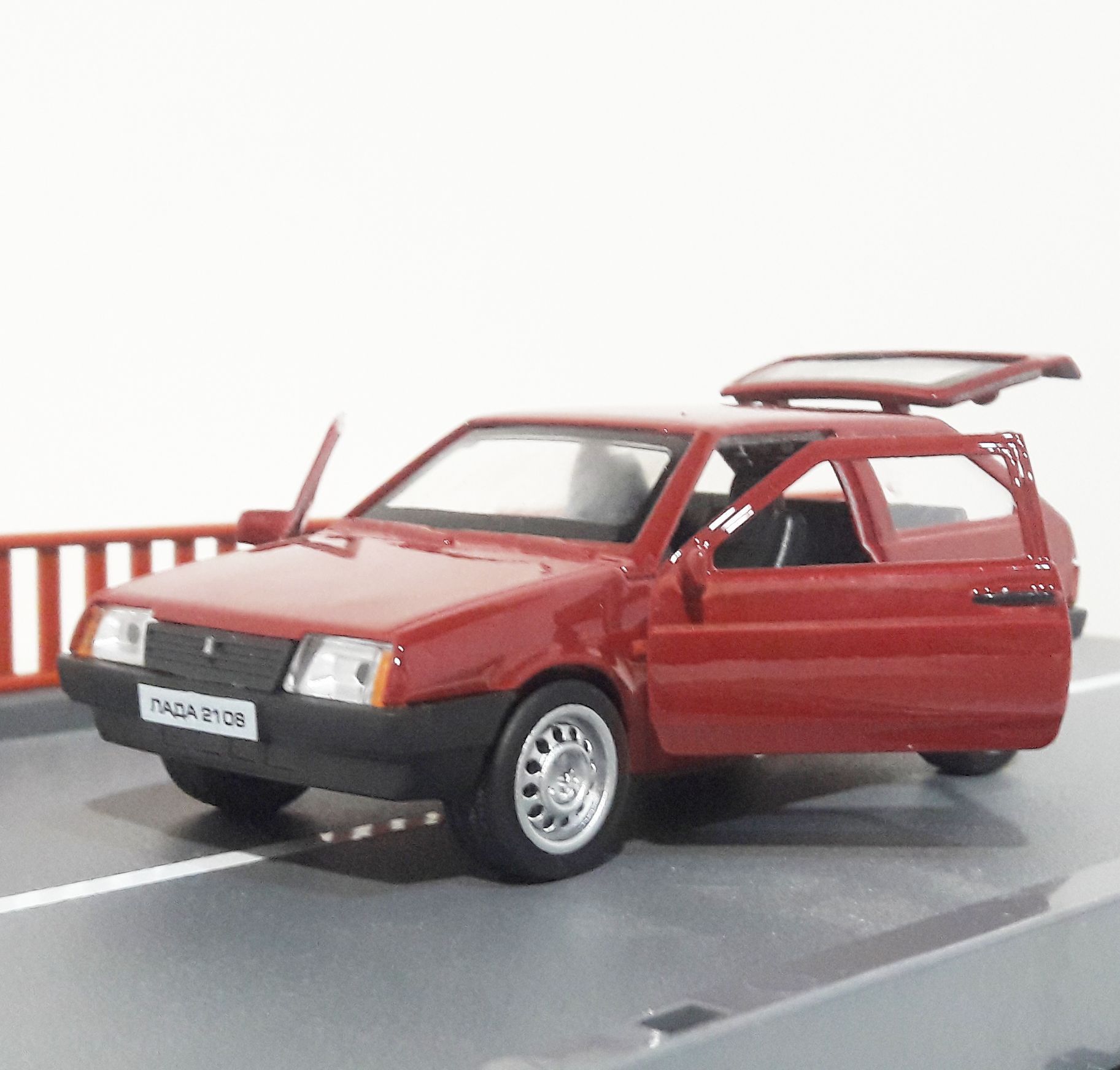 Металлическая инерционная машинка ЛАДА 2108 вишневая