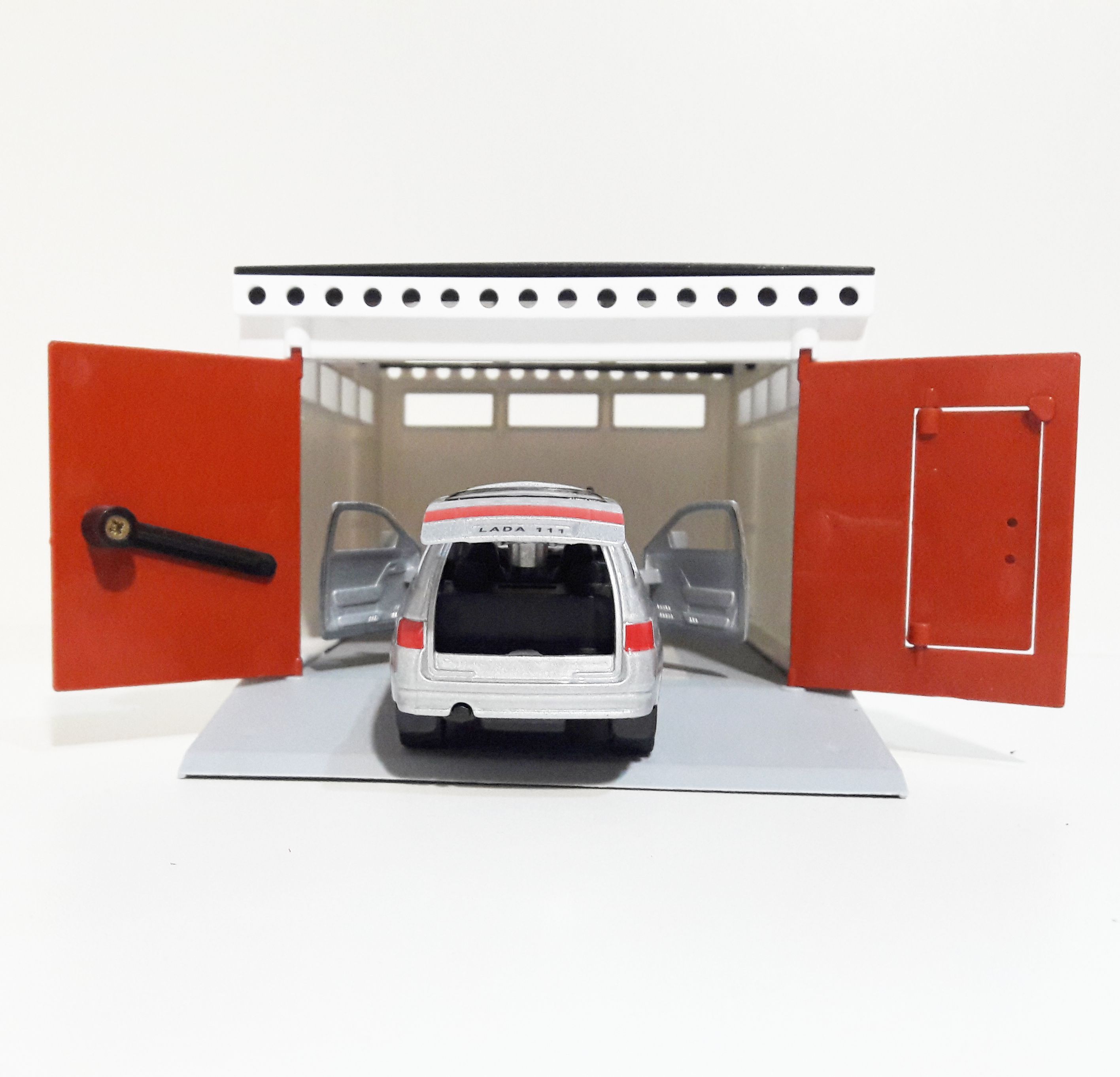 Гараж с распашными воротами и металлическая машинка универсал 2111 инерция, открывающиеся двери и багажник серебристая