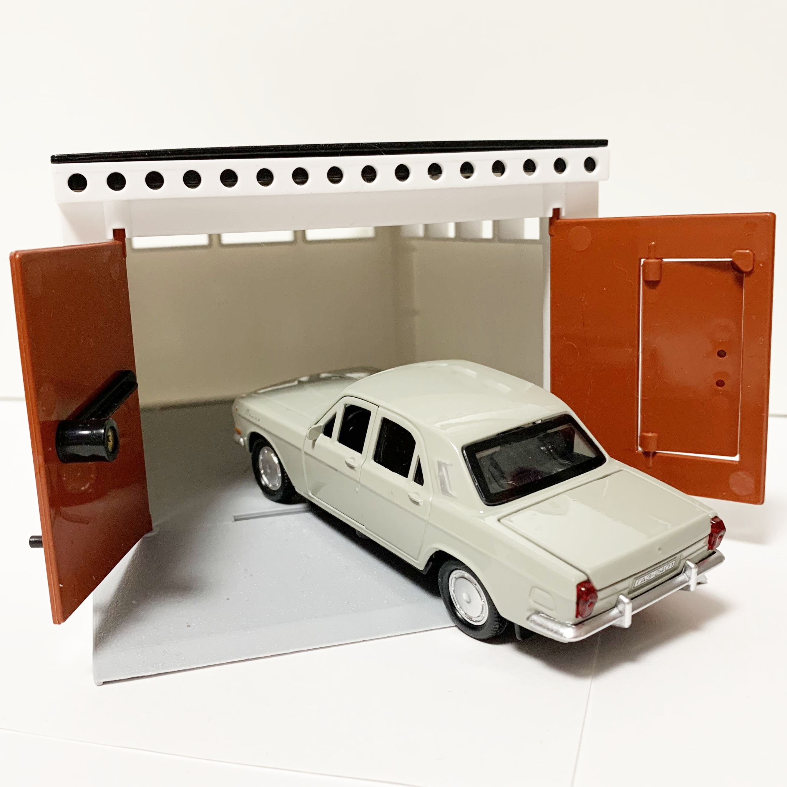 Гаражный бокс с распашными воротами и металлическая инерционная машинка Волга 2401 седан с открывающимися дверями 12 см - серая