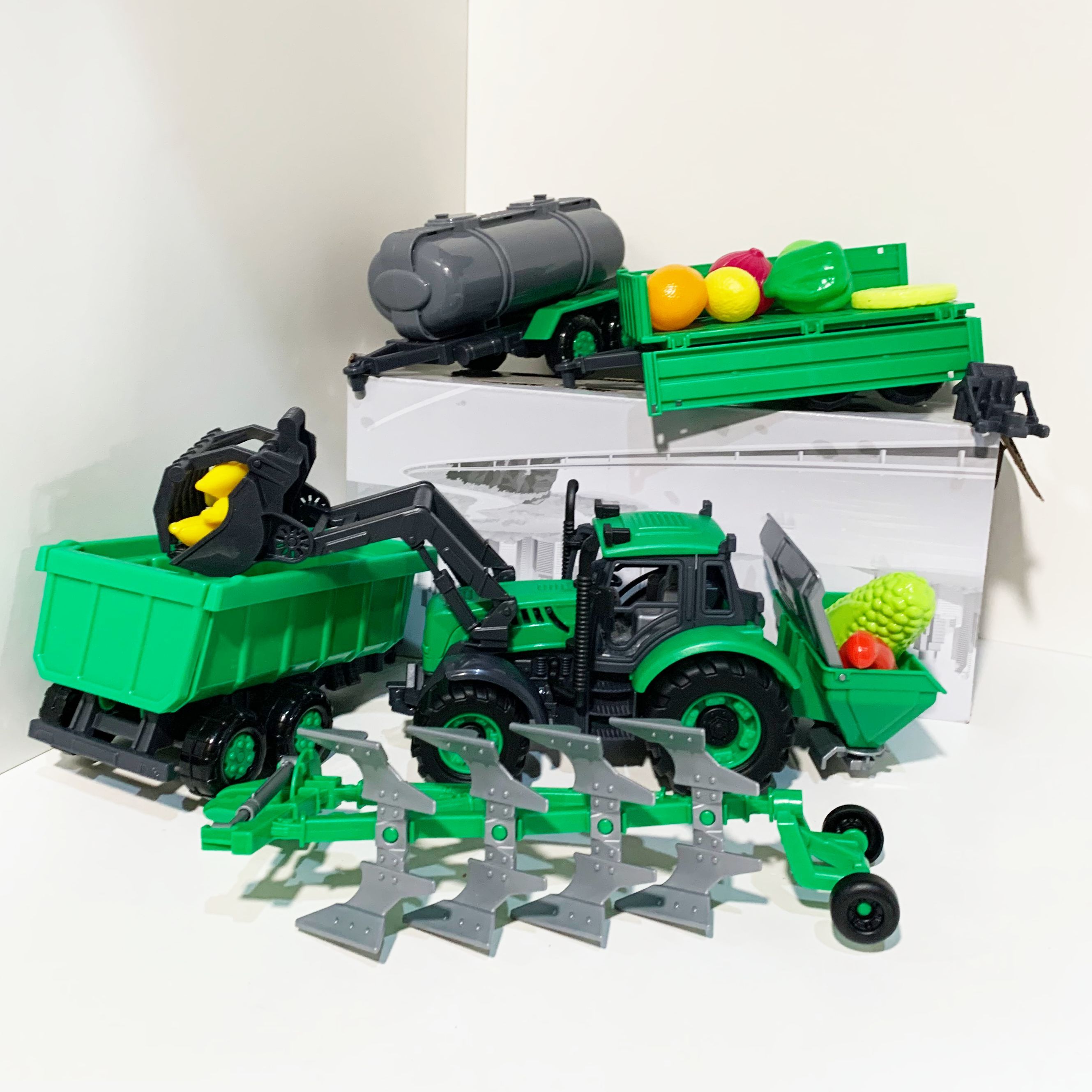 Набор Трактор с захватом, 5 прицепов и 10 мини овощей и фруктов (зеленый)