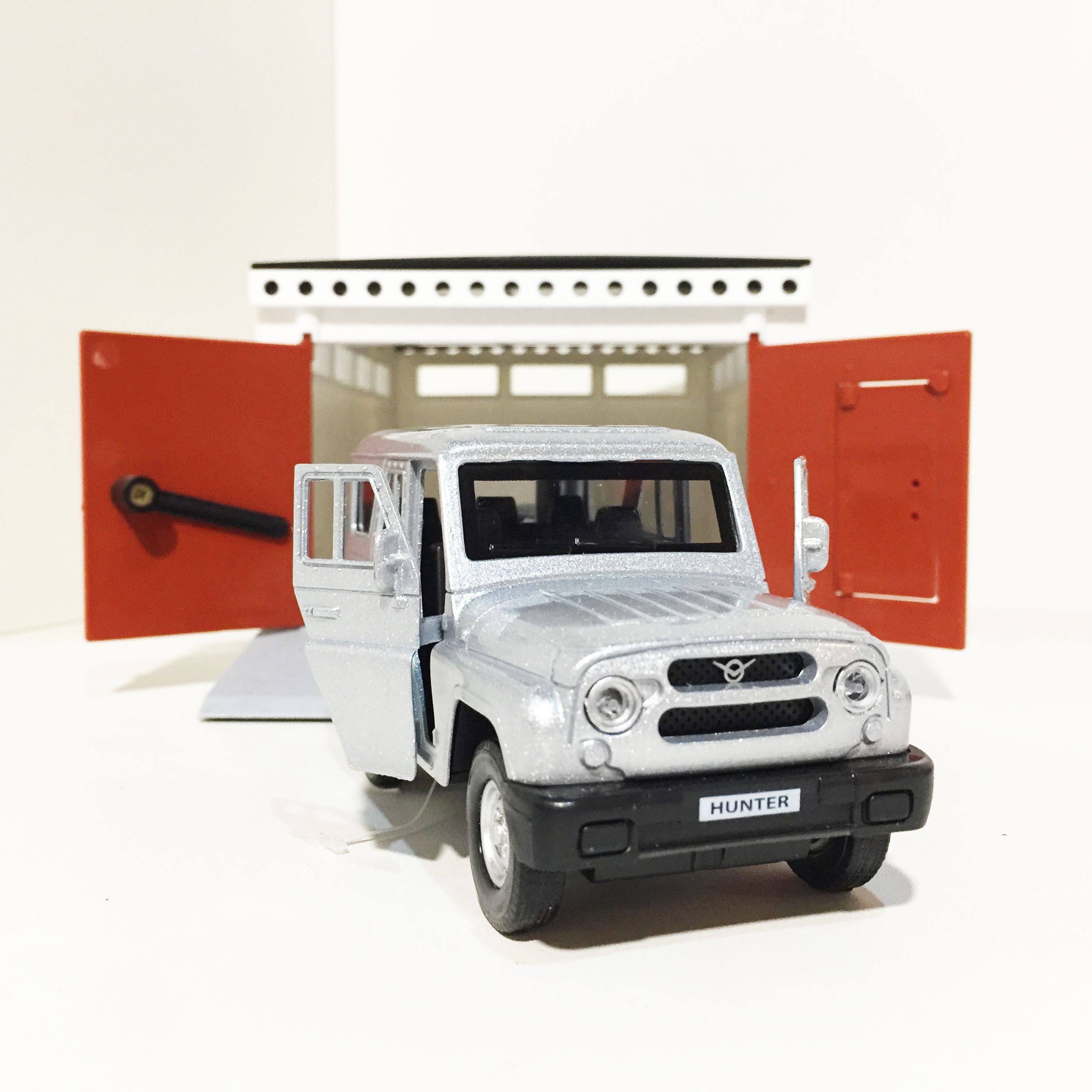 Гараж с распашными воротами - УАЗ Хантер серебристый - металл, инерция, открытие дверей, багажника