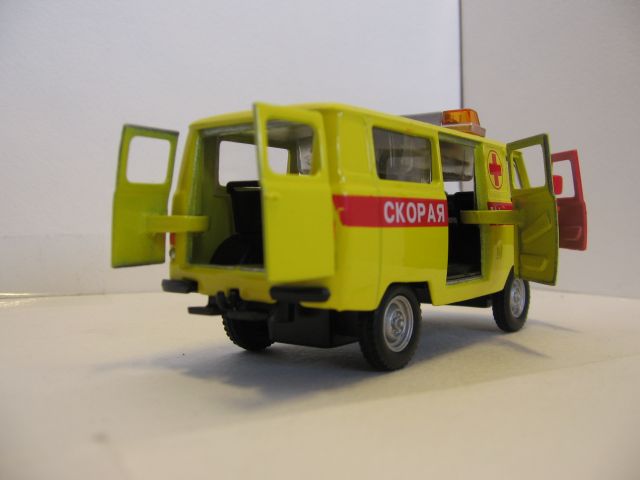 Желтая скорая помощь игрушка УАЗ