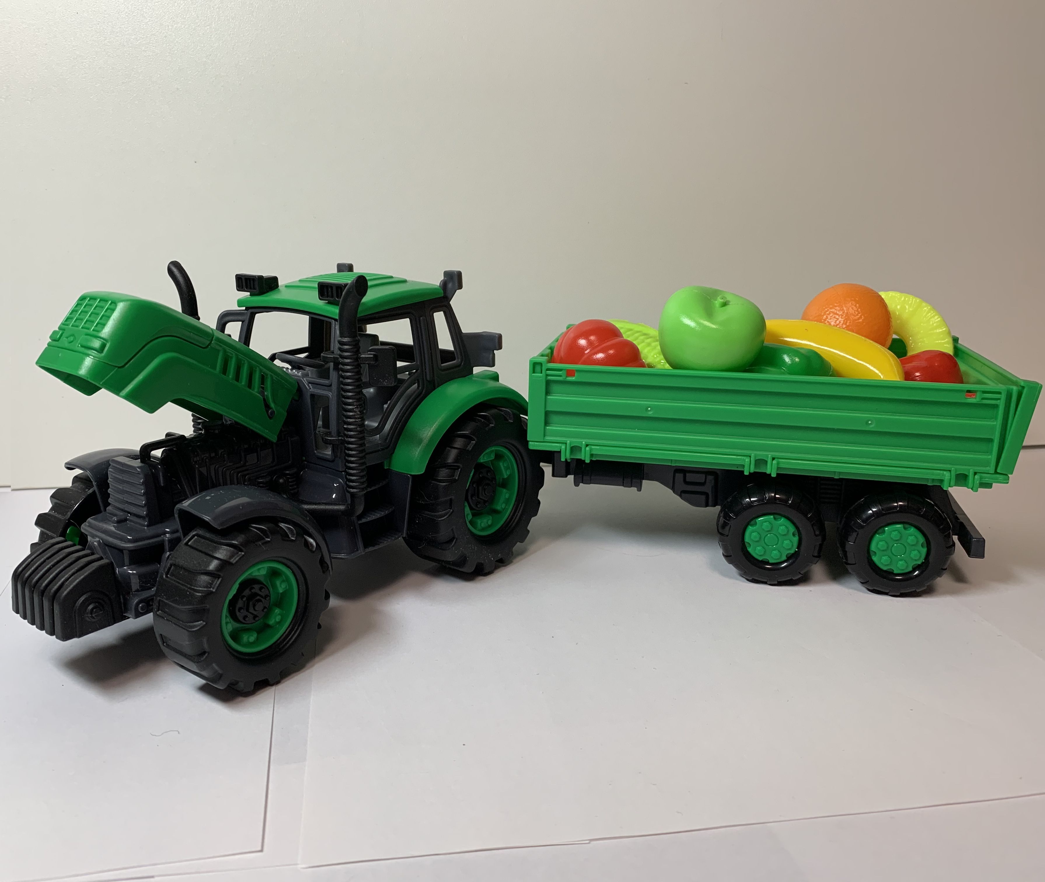 Инерционный трактор с (37 см) прицепом (зеленый) и овощами и фруктами (10 шт.)