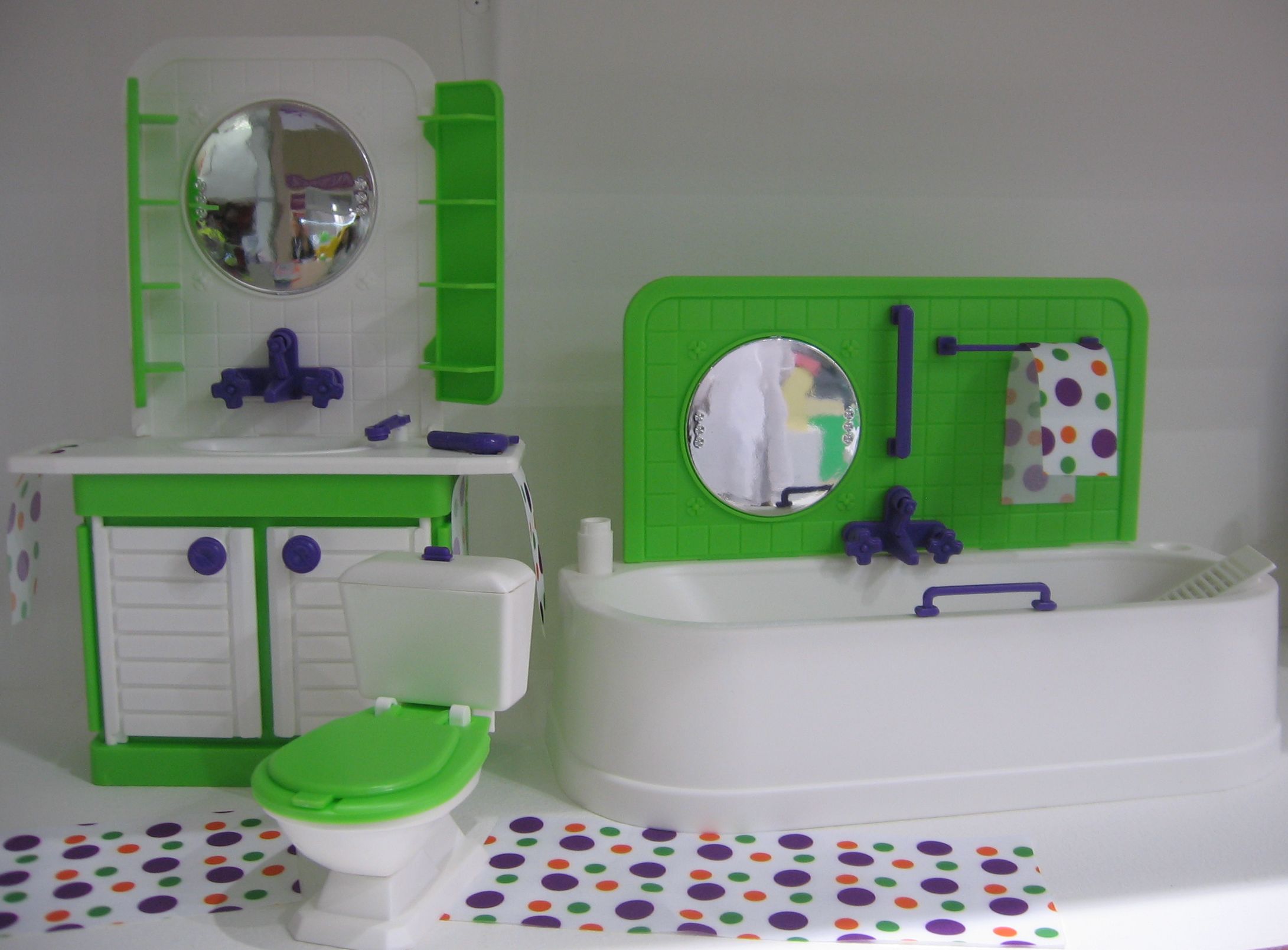 Игрушечная ванная зеленого цвета для кукольного домика Игрушечная ванная зеленого цвета для кукольного домика