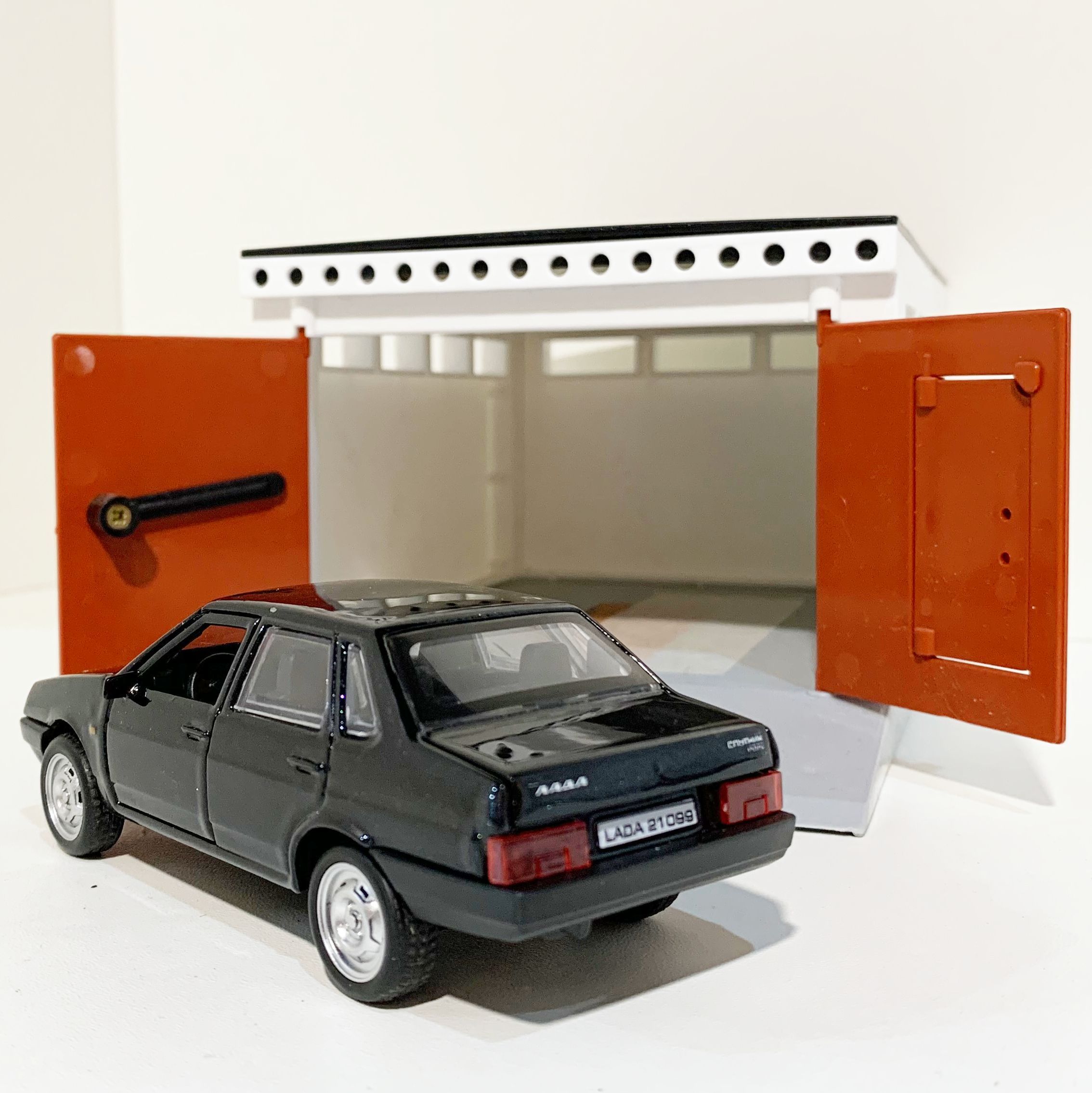 Ретро гараж на 2 машинки - металлическая машинка игрушка модель LADA 21099 черная