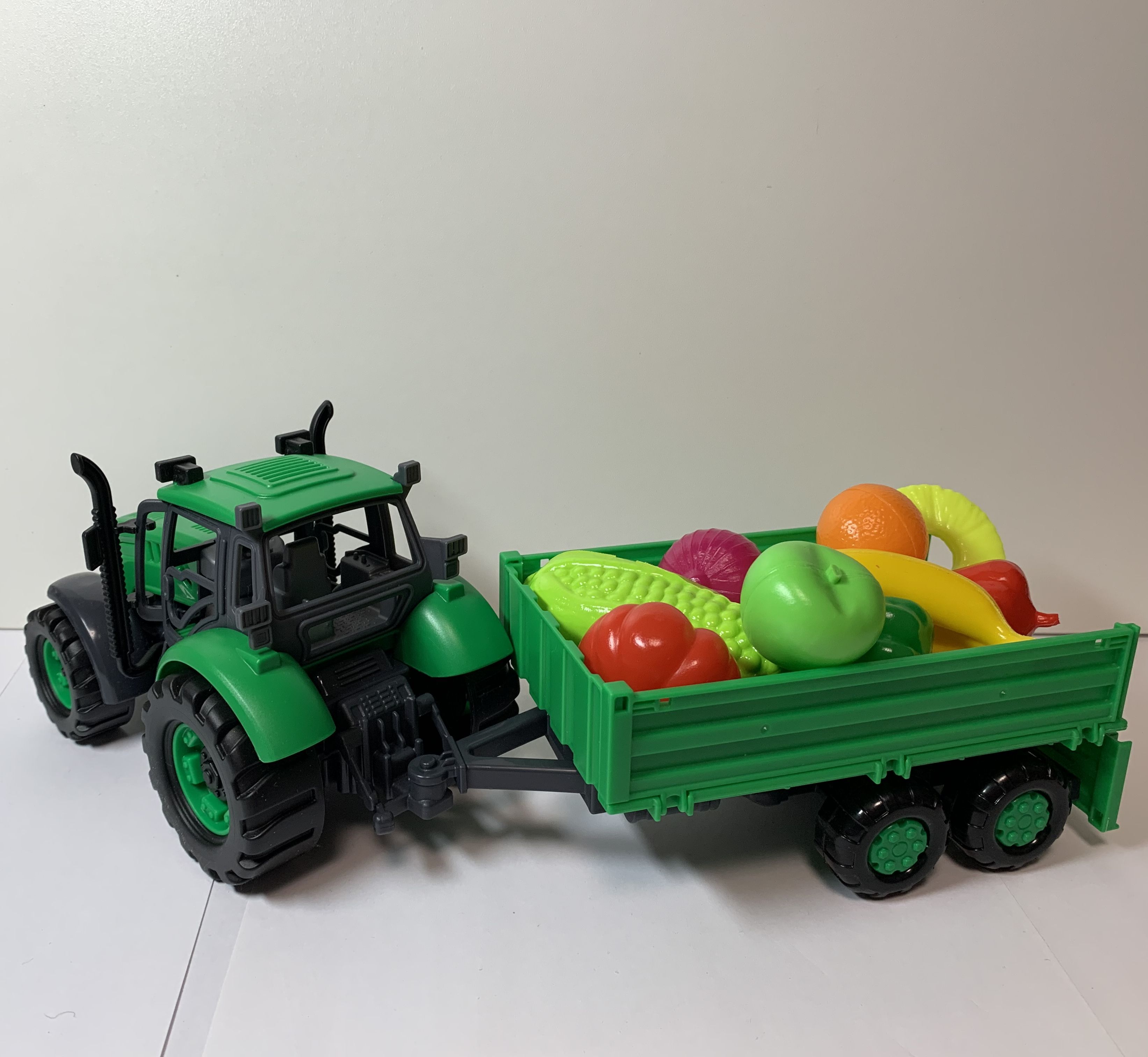 Инерционный трактор с (37 см) прицепом (зеленый) и овощами и фруктами (10 шт.)
