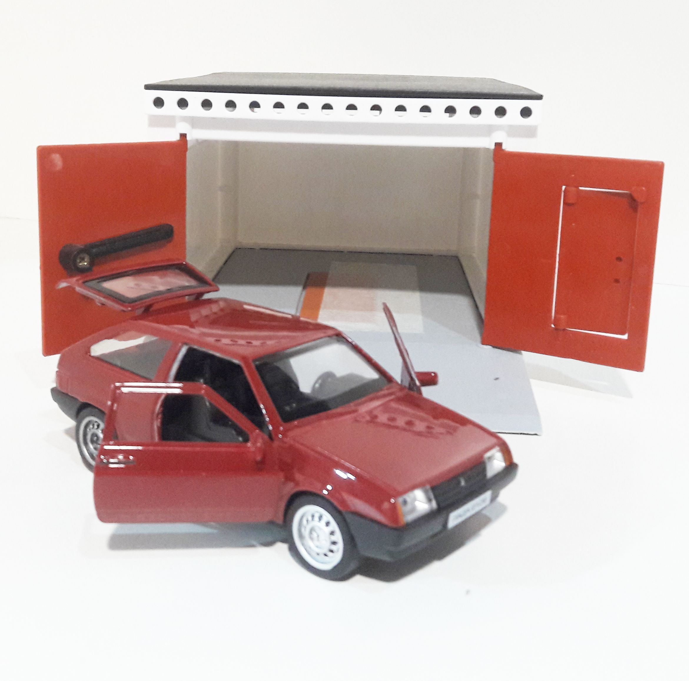 Гараж разборный и металлическая машинка 12 см с инерционным механизмом и открывающимися дверями вишневая