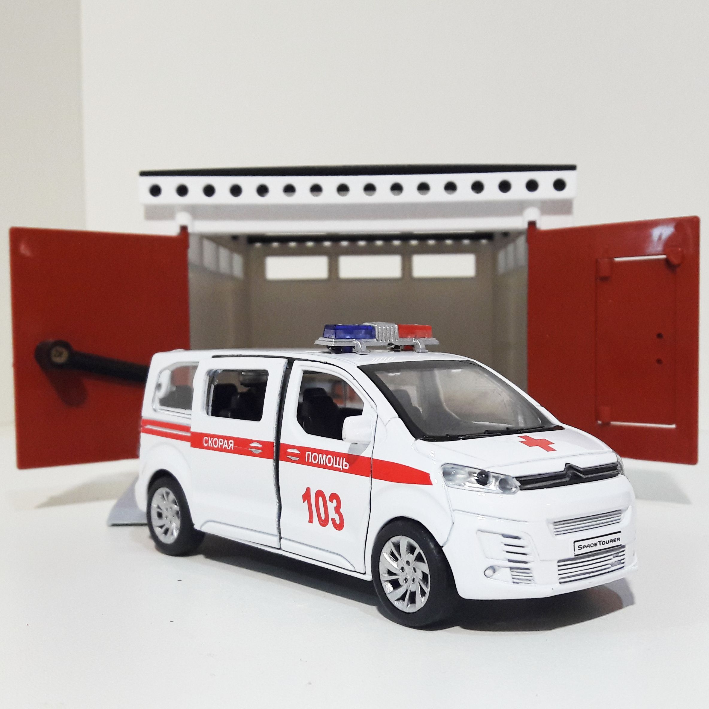 Набор- металлическая машинка скорая помощь 12 см инерция, открытие дверей - гараж с распашными воротами ретро СССР