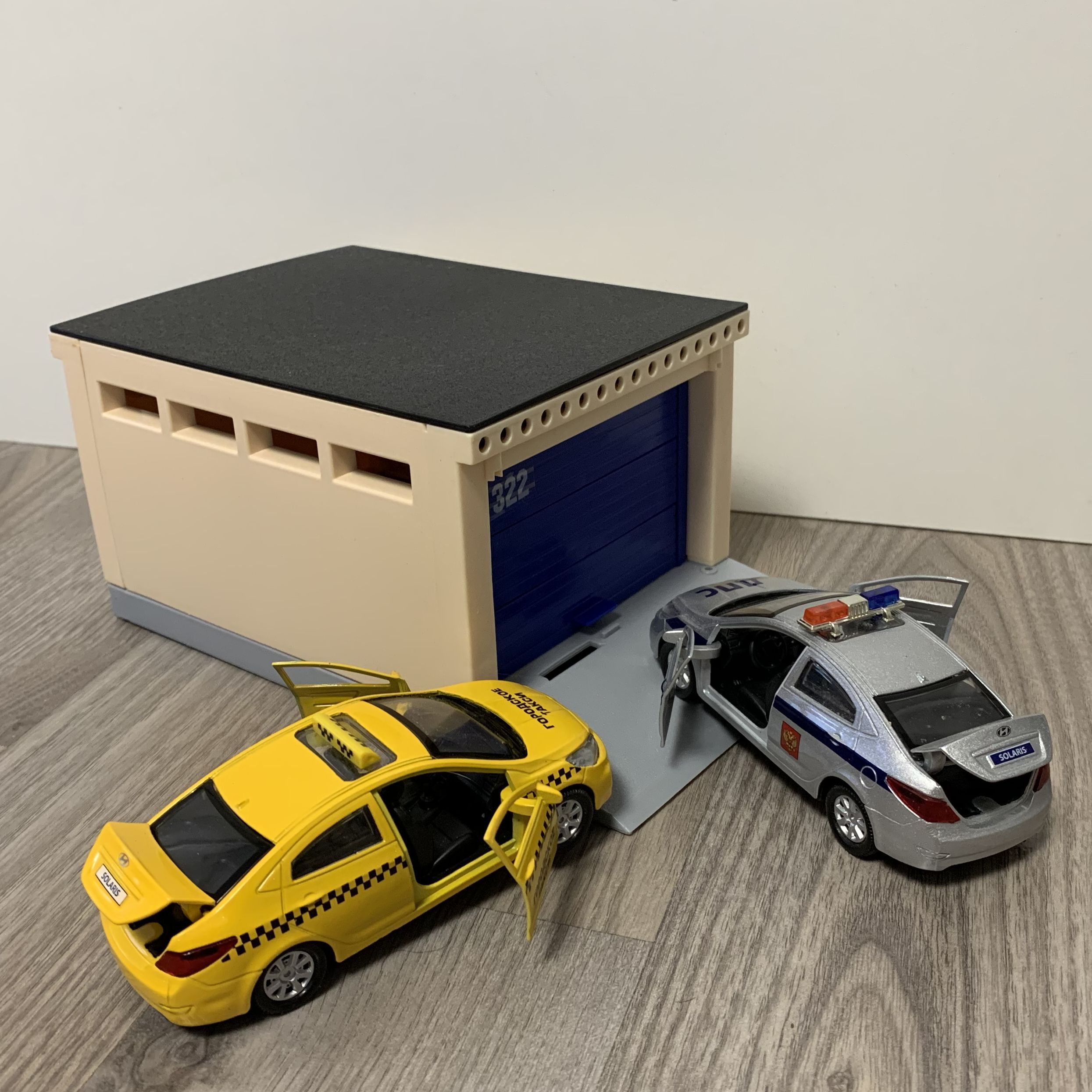 Разборный гараж с подъемными воротами на 2 машинки и 2 металлические инерционные машины 12 см с открывающимися дверями