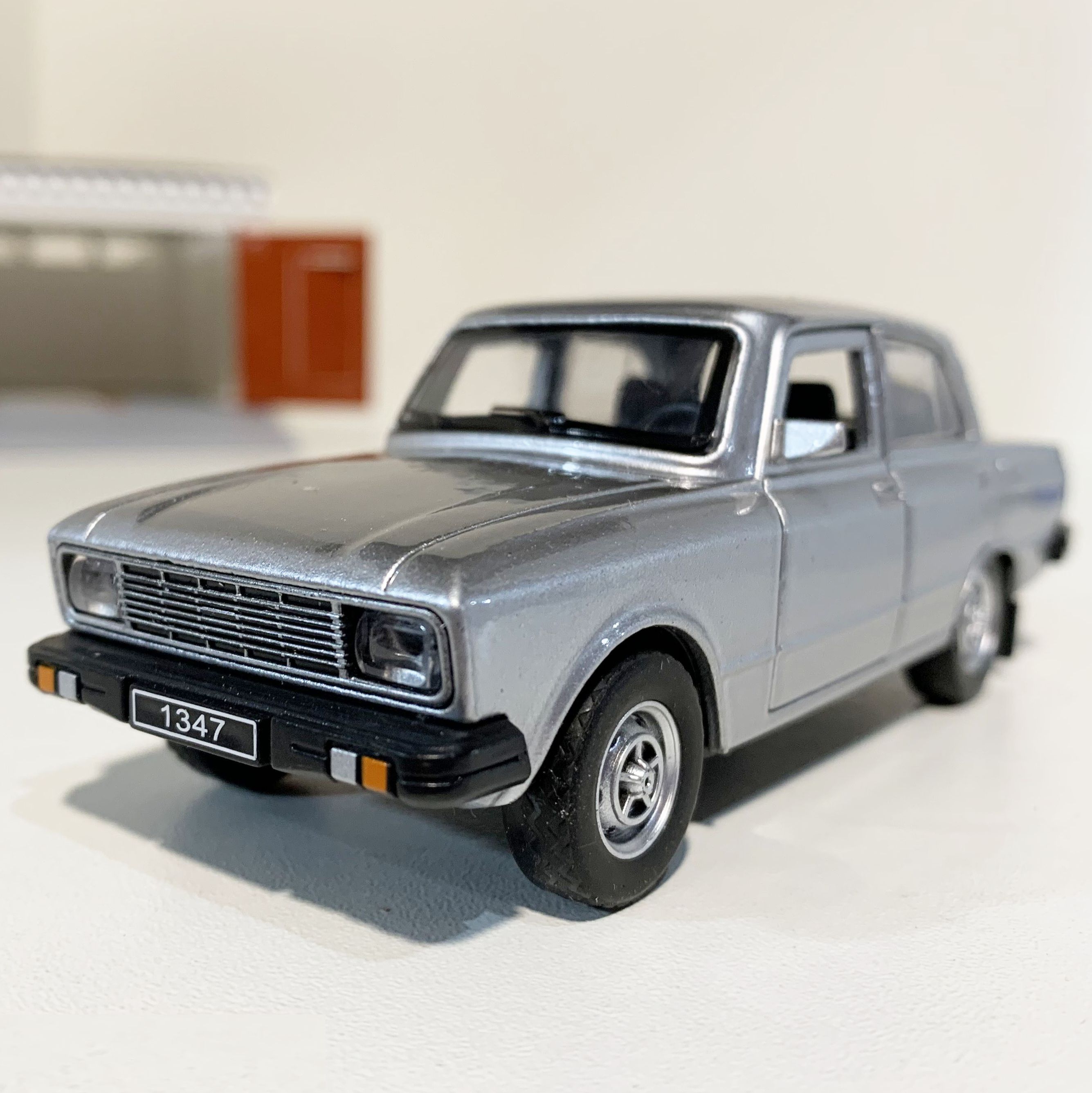 Гараж с распашными воротами и металлическая машинка 12 см модель Москвич-2140sl инерция, 2 откр. двери и багажник - серебристый