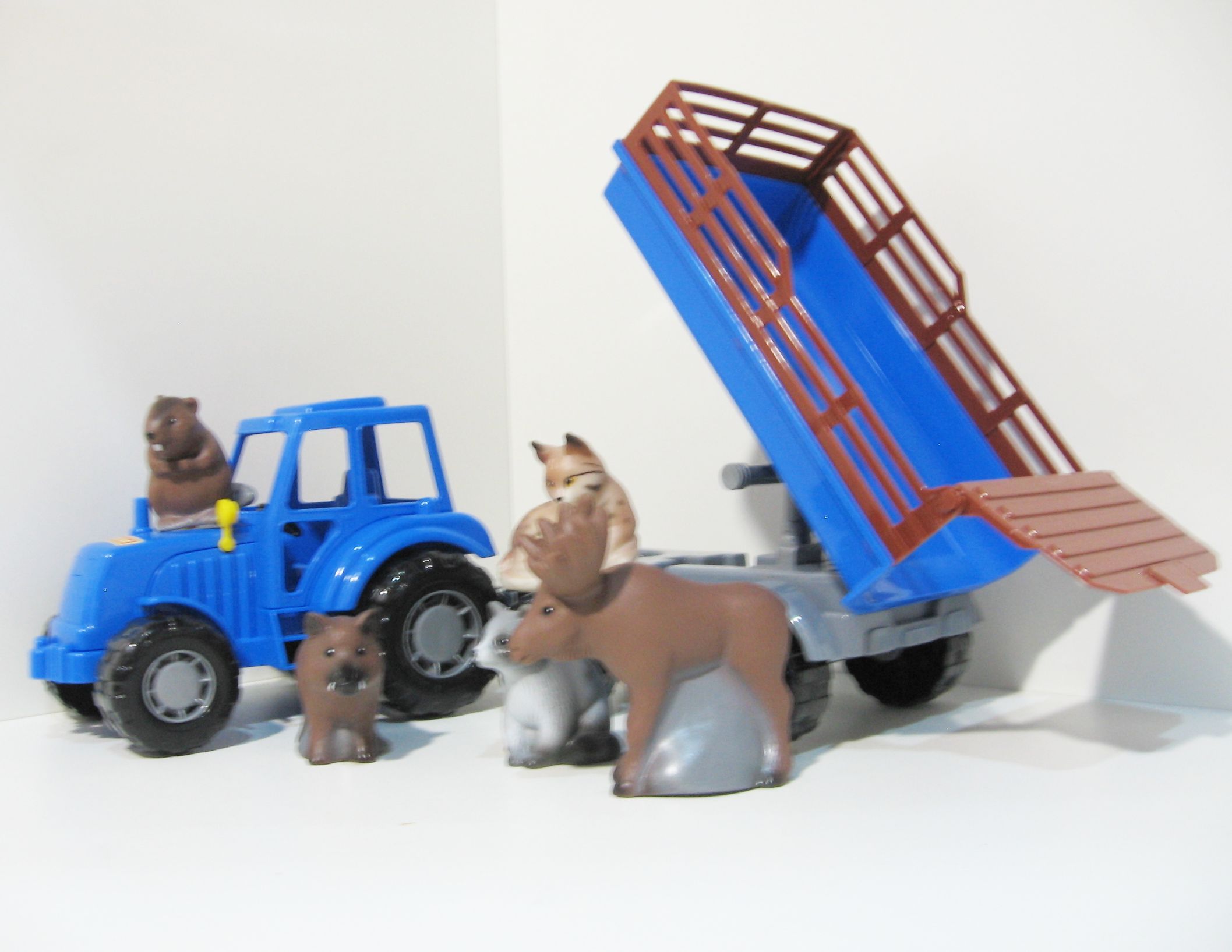 Синий трактор с прицепом 44 см и 5 высококачественных животных русского леса