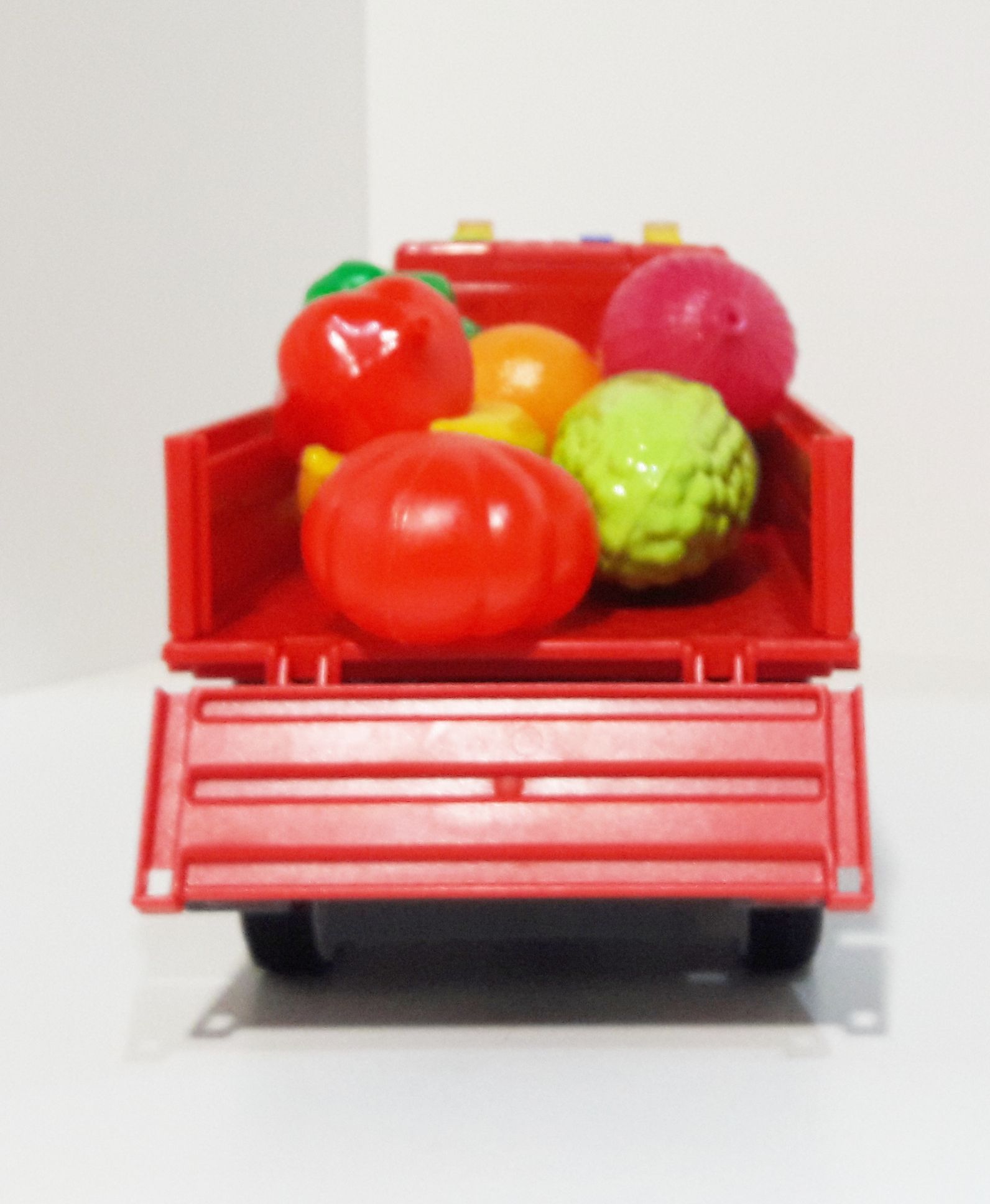 Набор Везем урожай - мини овощи и фрукты 10 шт. - машинка бортовой грузовик МАЗ с инерционным ходом, светом и звуком 25,7 см.