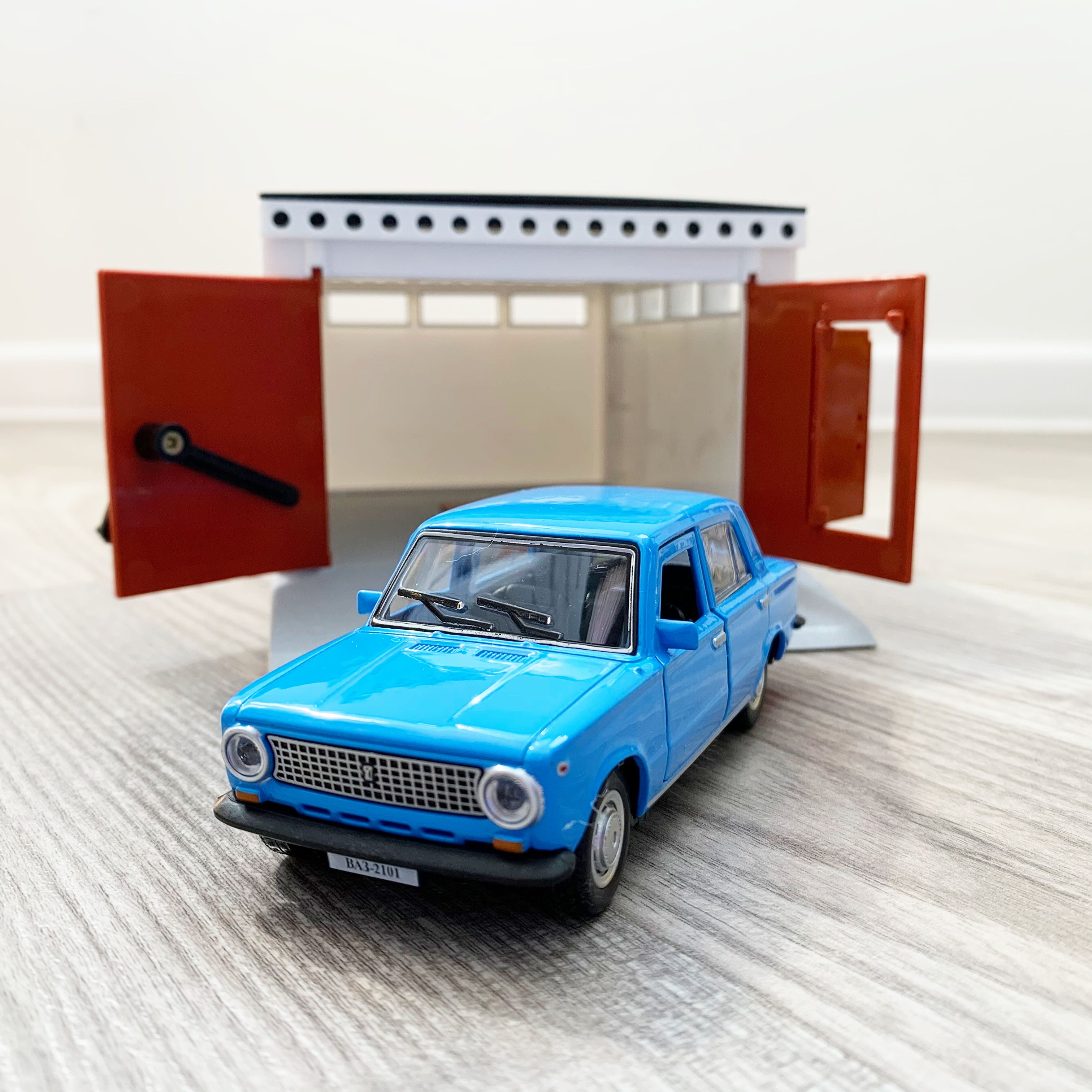 Гараж с распашными воротами и металлическая машинка 12 см модель ВАЗ 2101 инерция, открытие 2-х дверей и багажника - голубая