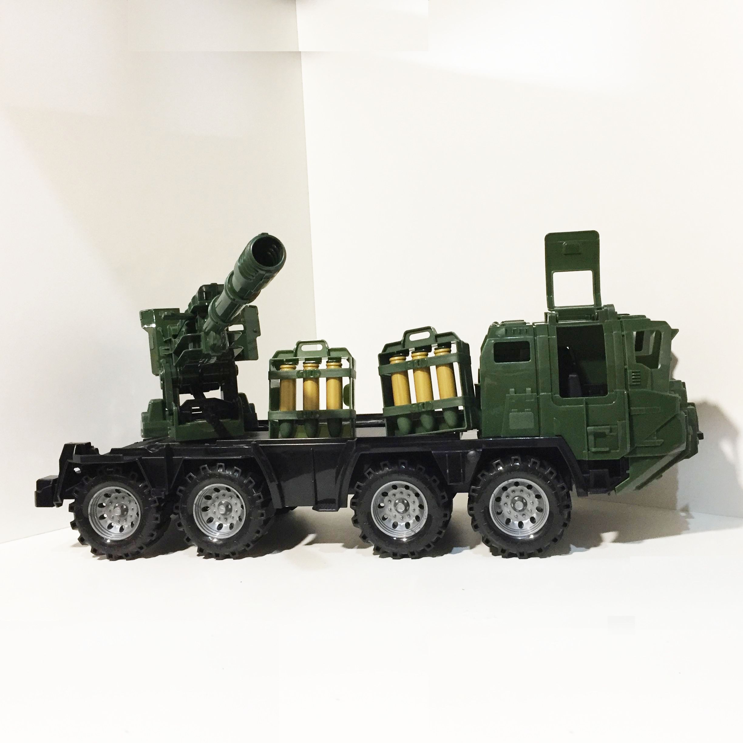 Игрушечная большая стреляющая военная пушка - самоходная артиллерийская установка