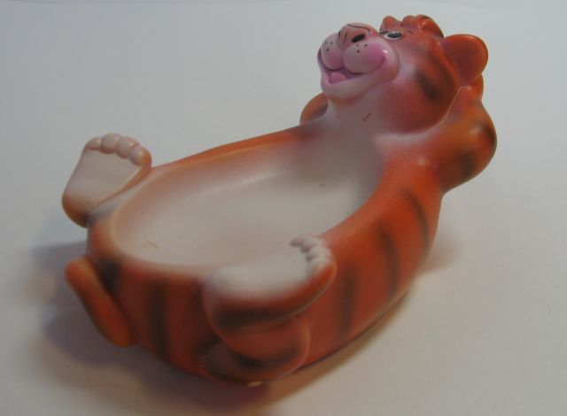 Детские мыльницы.  Дети моют руки с мыльницей Тигр.