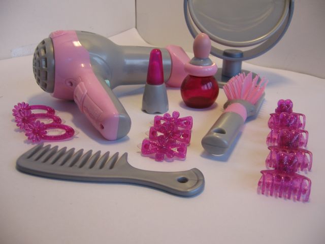 Играть в игру парикмахер для девочек.