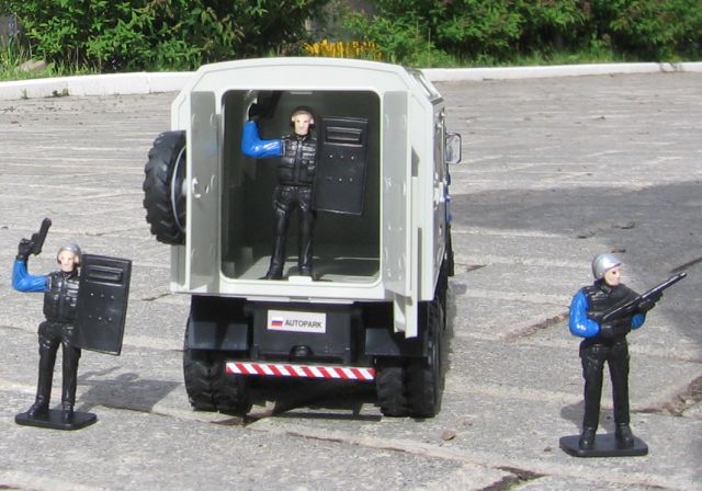 Игрушка машина КАМАЗ с будкой