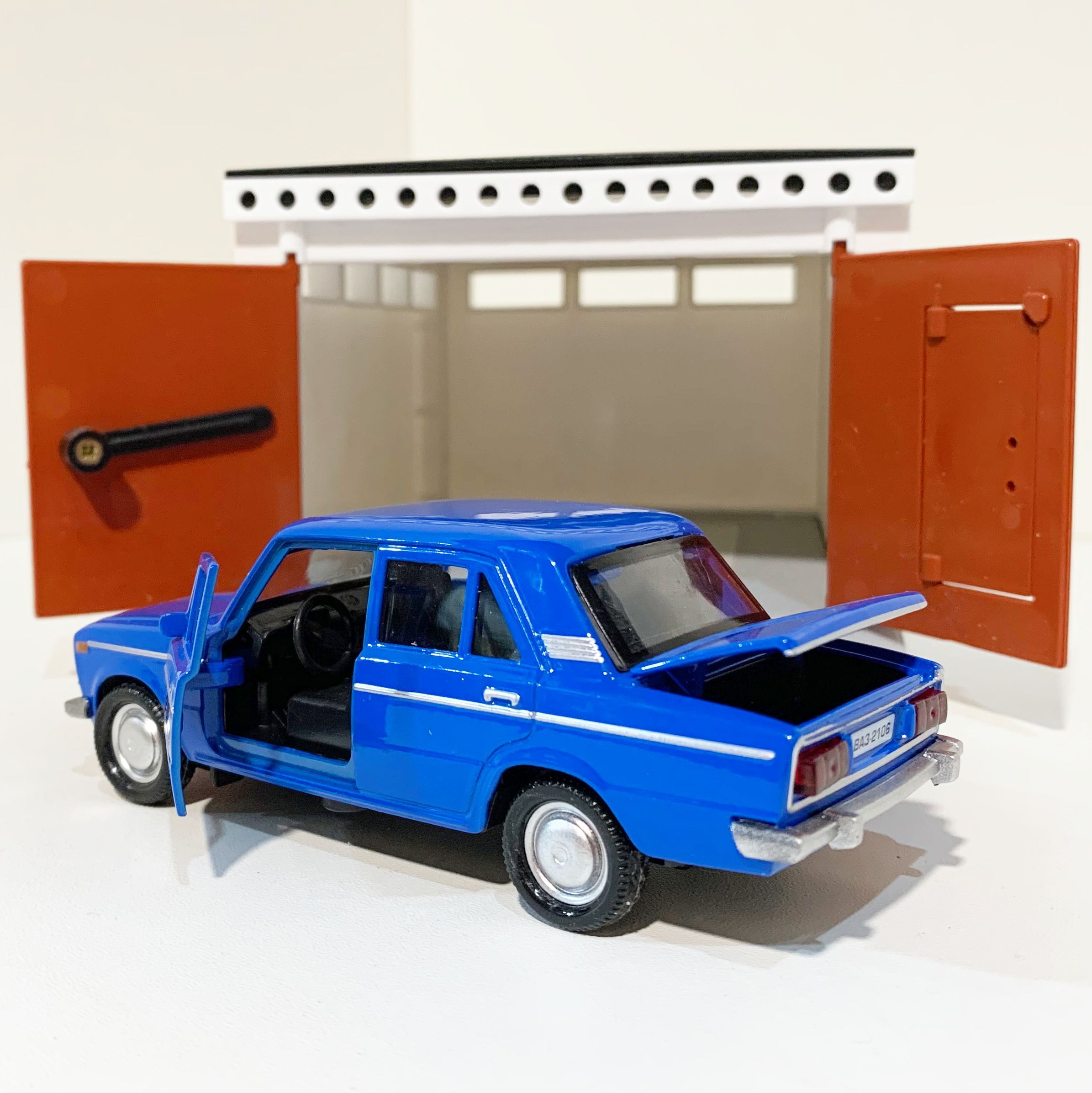 Гараж с распашными воротами и металлическая инерционная машинка ВАЗ 2106 с открывающимися дверями и багажником синяя