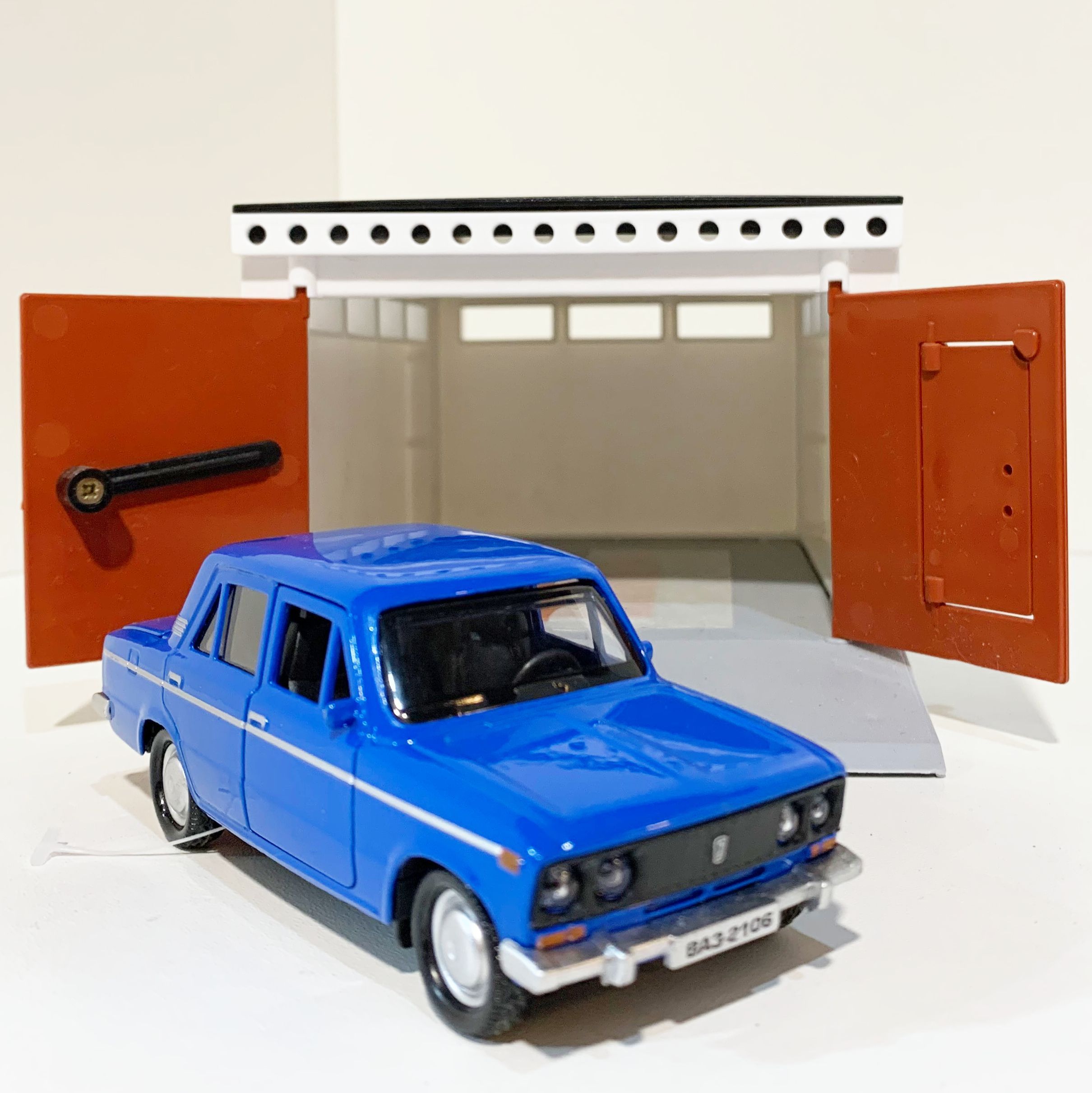 Гараж с распашными воротами и металлическая инерционная машинка ВАЗ 2106 с открывающимися дверями и багажником синяя